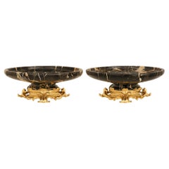 paire de centres de table Louis XV du XIXe siècle en bronze doré et marbre Portoro