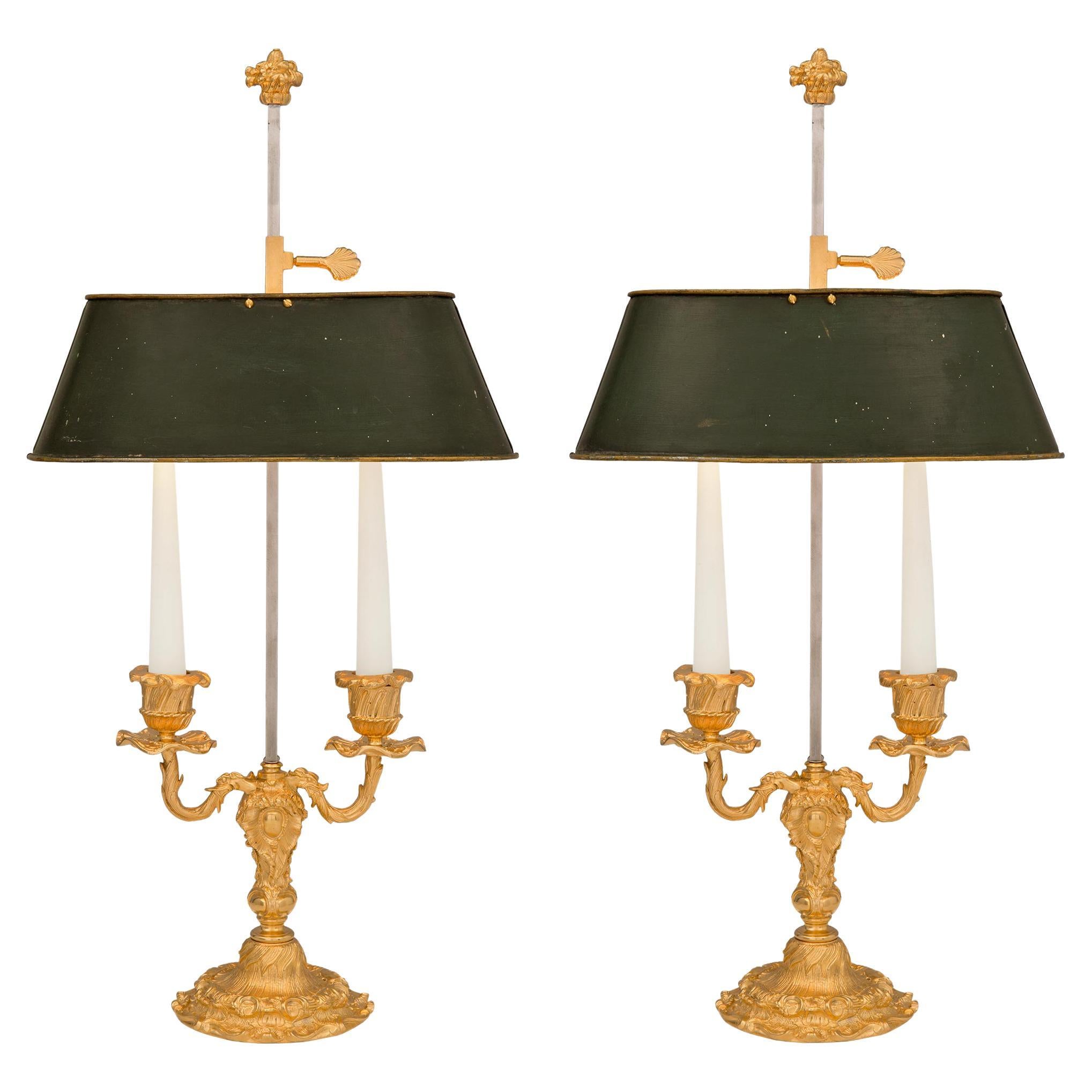 Paar französische Louis-XV-Lampen aus Goldbronze und Tole-Bouillotte aus dem 19. Jahrhundert