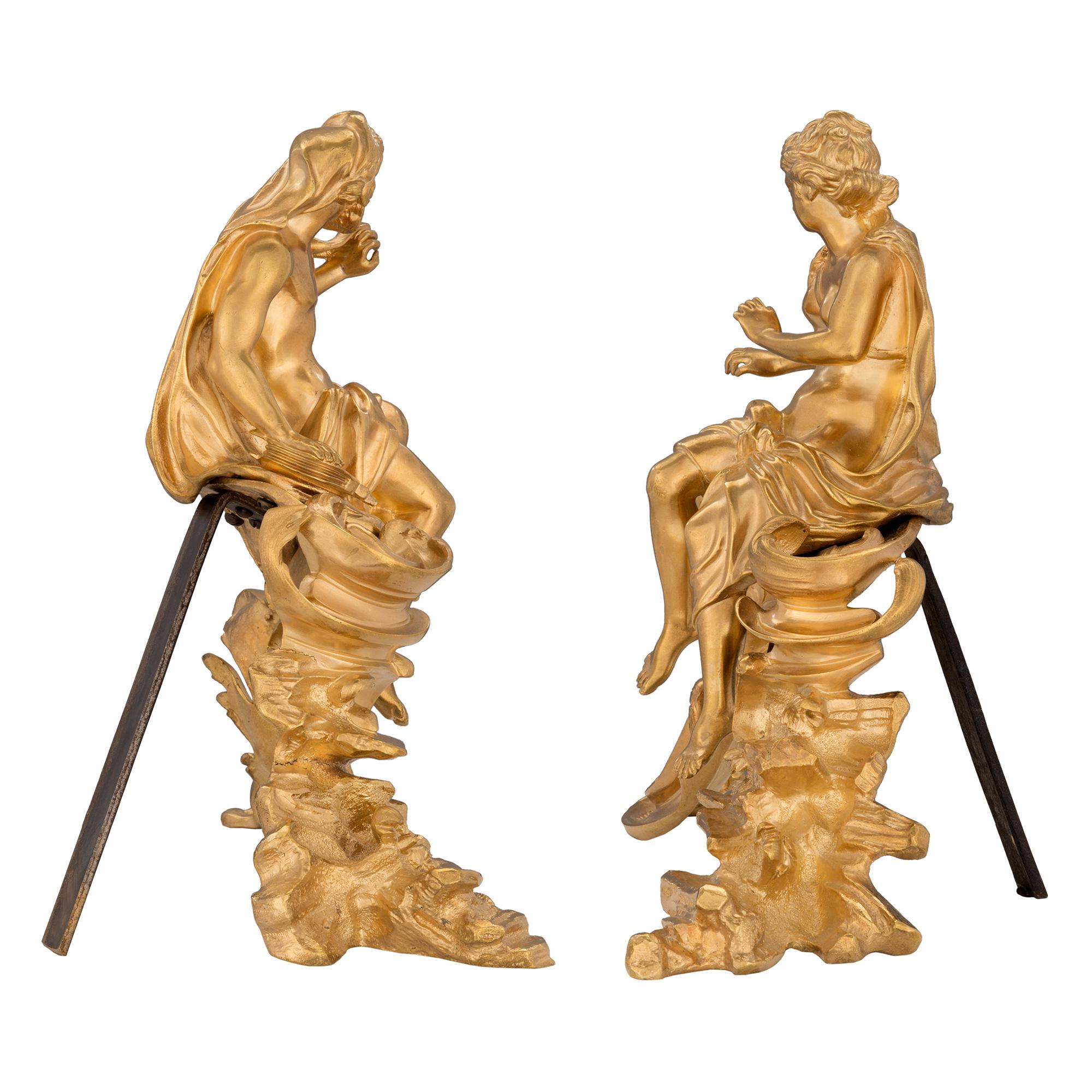 Ein außergewöhnliches, echtes Paar französischer Ormolu-Andirons aus dem 19. Jahrhundert im Stil Louis XV. Jedes elegante Bügeleisen wird von einem wunderschön ausgeführten geschliffenen und felsenartigen Sockel mit einer großen, höchst dekorativen