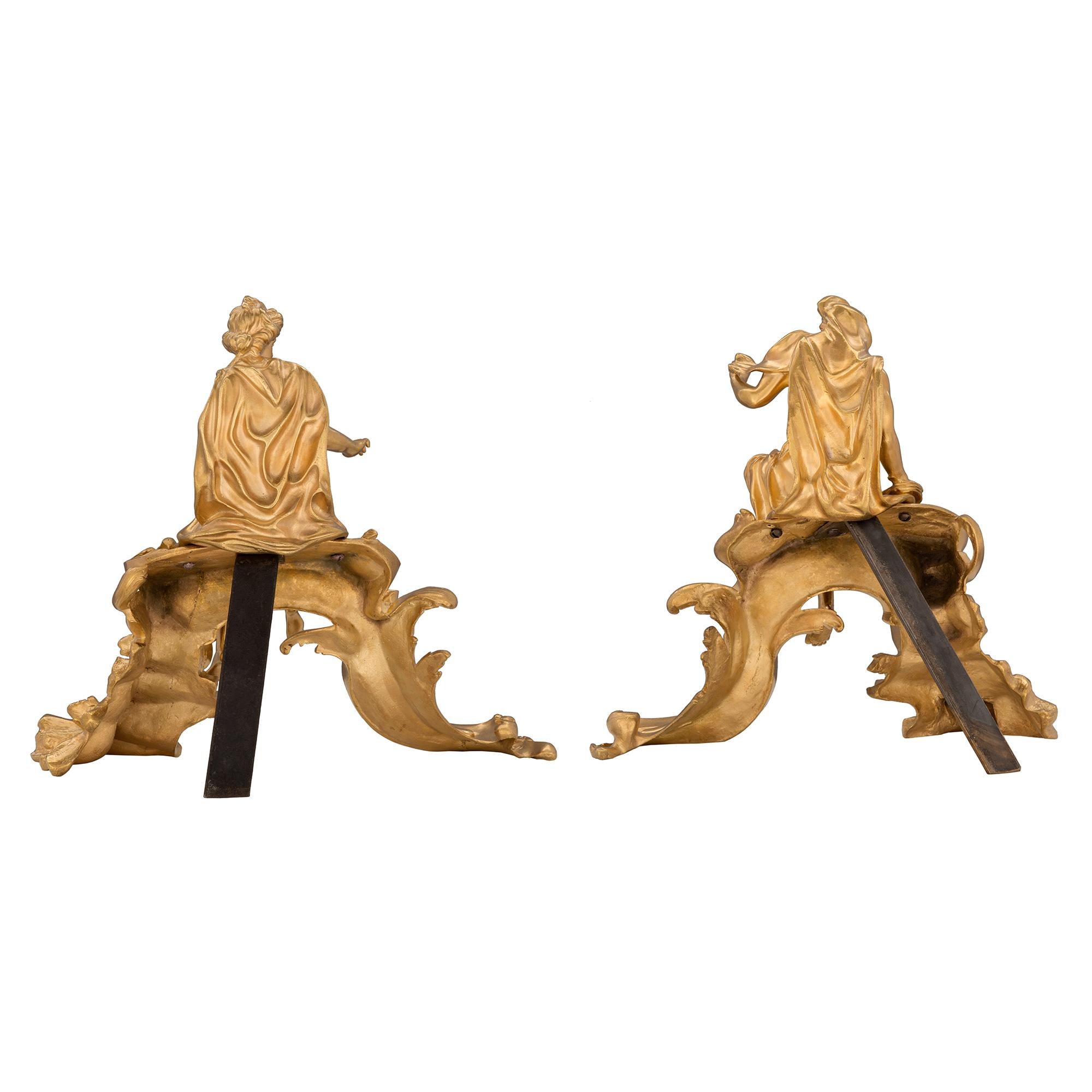 Français Paire de chenets Louis XV en bronze doré du 19ème siècle français en vente