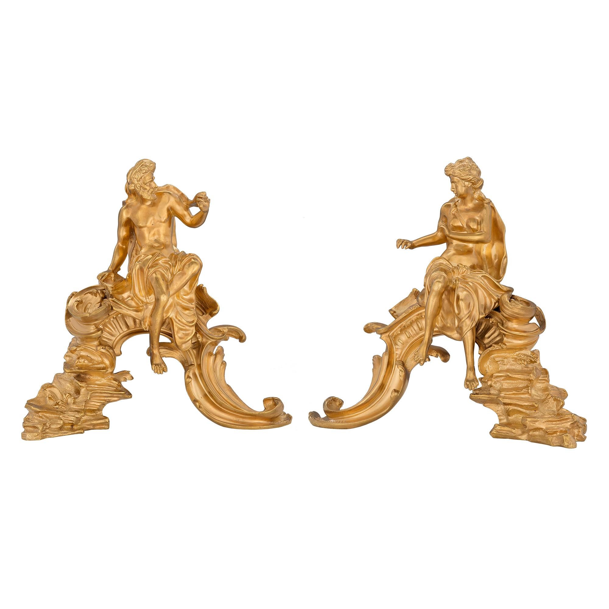 Paire de chenets Louis XV en bronze doré du 19ème siècle français en vente