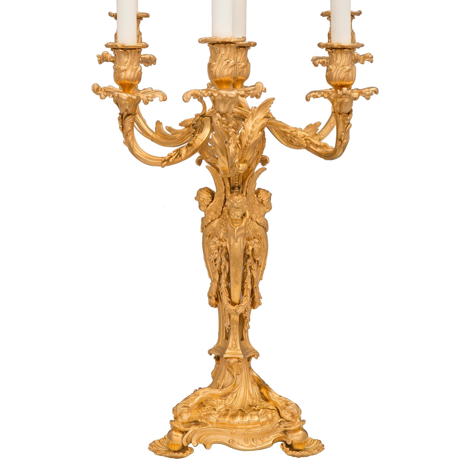 Pareja de lámparas candelabro francesas del siglo XIX con ormolu de estilo Luis XV Francés en venta