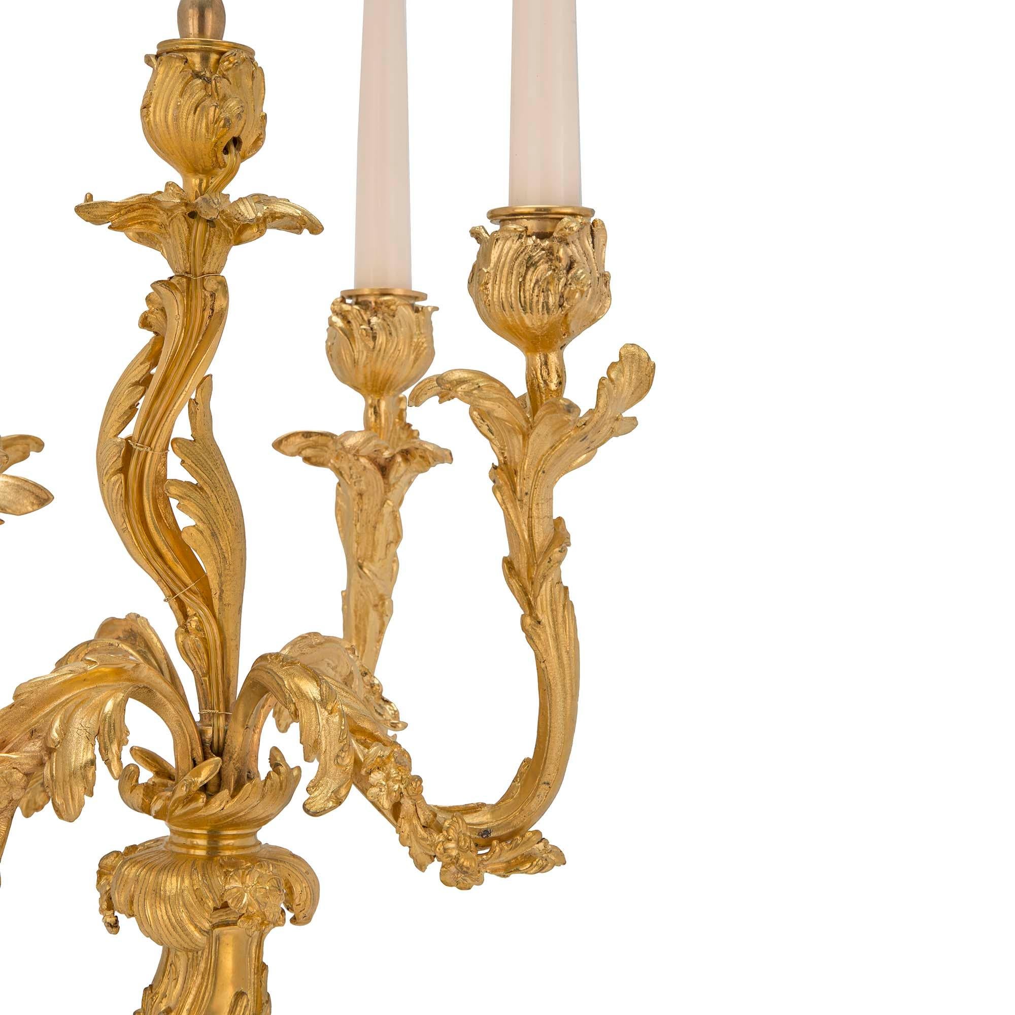 Paire de candélabres en bronze doré de style Louis XV du XIXe siècle français Bon état - En vente à West Palm Beach, FL