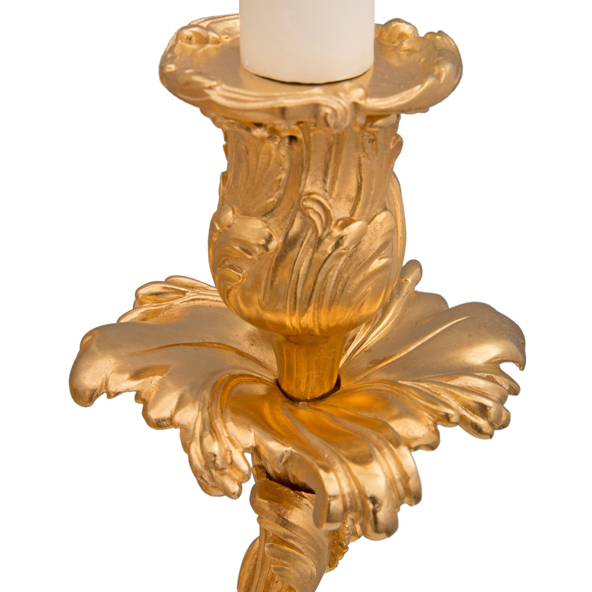 Paire de candélabres en bronze doré de style Louis XV du XIXe siècle français en vente 1