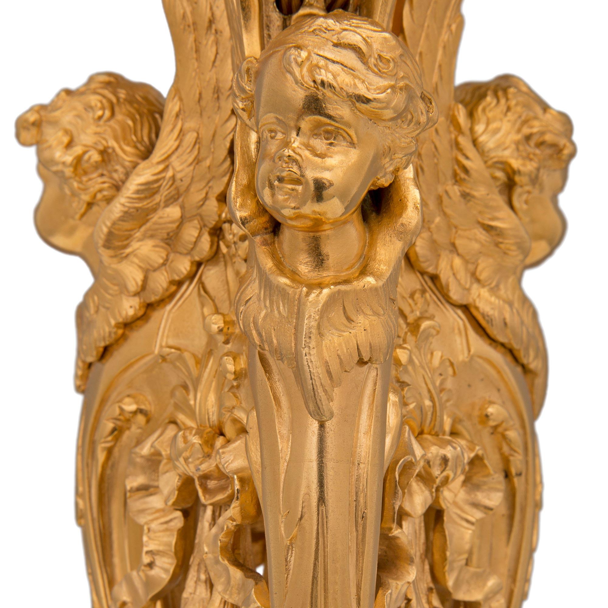 Pareja de lámparas candelabro francesas del siglo XIX con ormolu de estilo Luis XV en venta 2