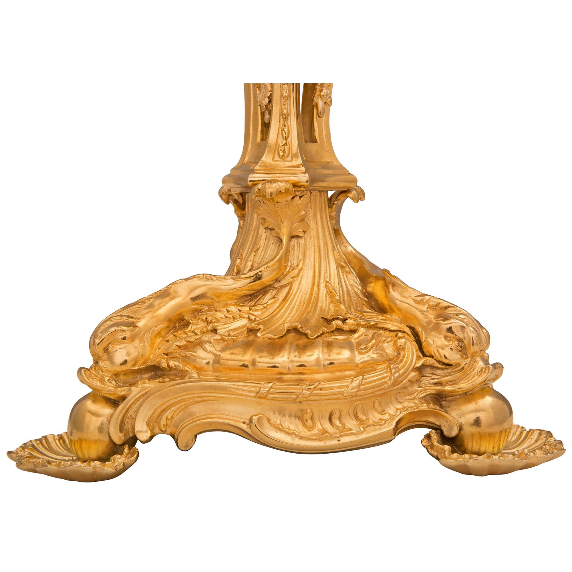 Paire de candélabres en bronze doré de style Louis XV du XIXe siècle français en vente 3