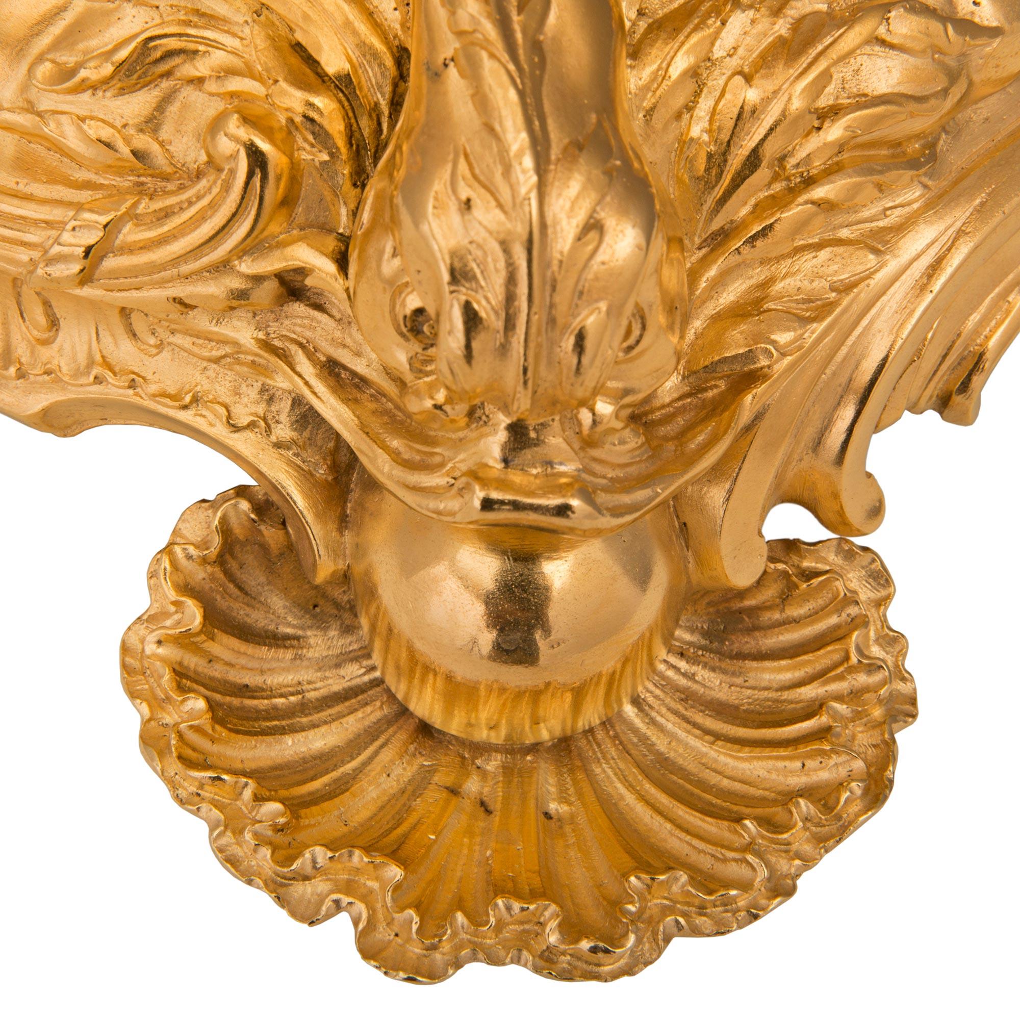 Paire de candélabres en bronze doré de style Louis XV du XIXe siècle français en vente 4