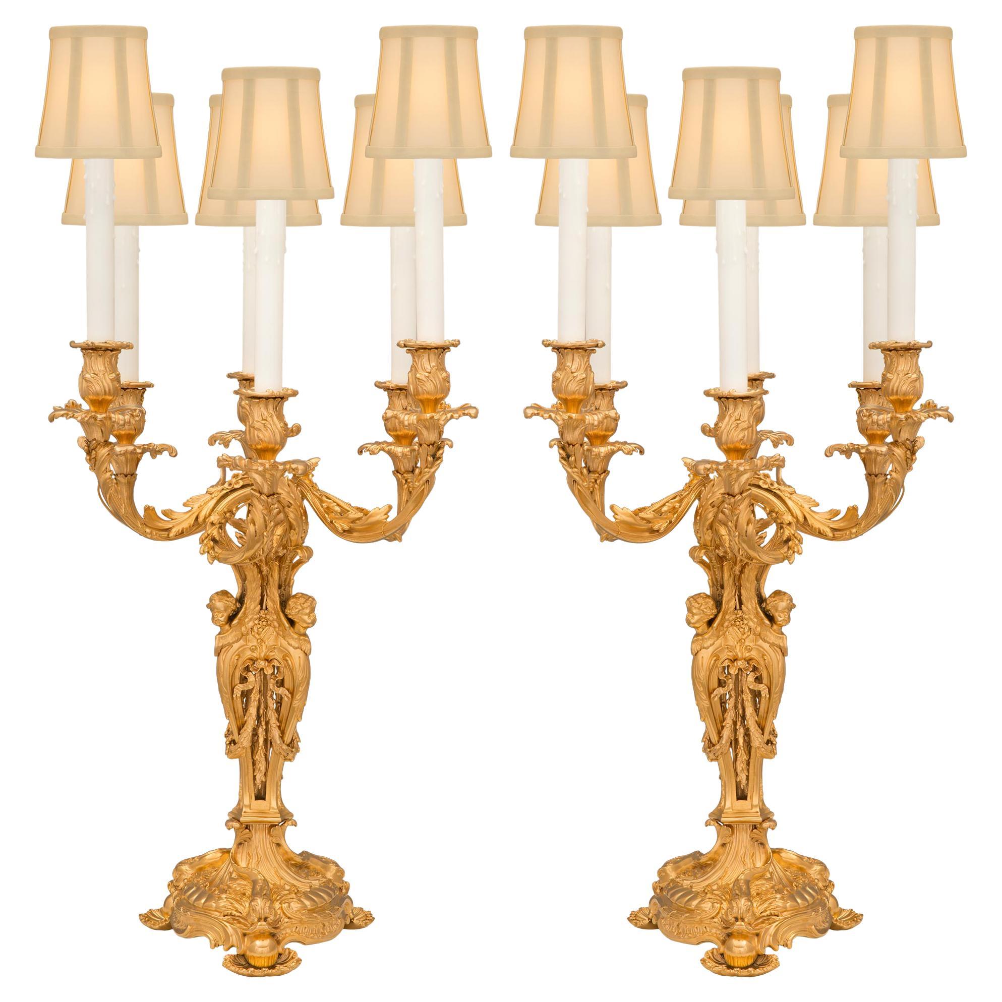 Pareja de lámparas candelabro francesas del siglo XIX con ormolu de estilo Luis XV