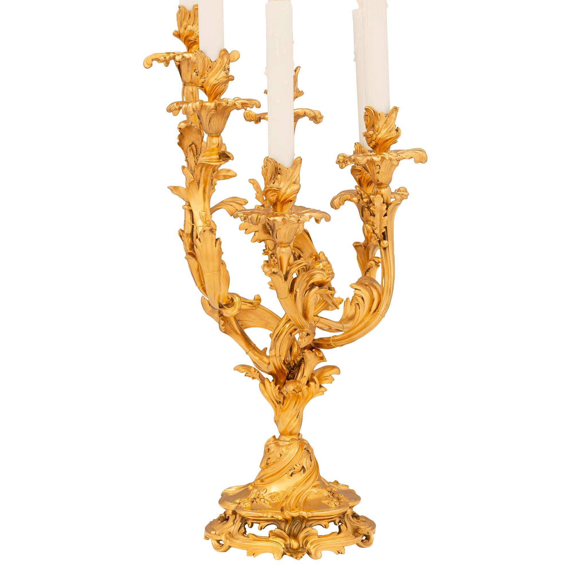 Pareja de candelabros franceses del siglo XIX, estilo Luis XV, de Ormolu Francés en venta