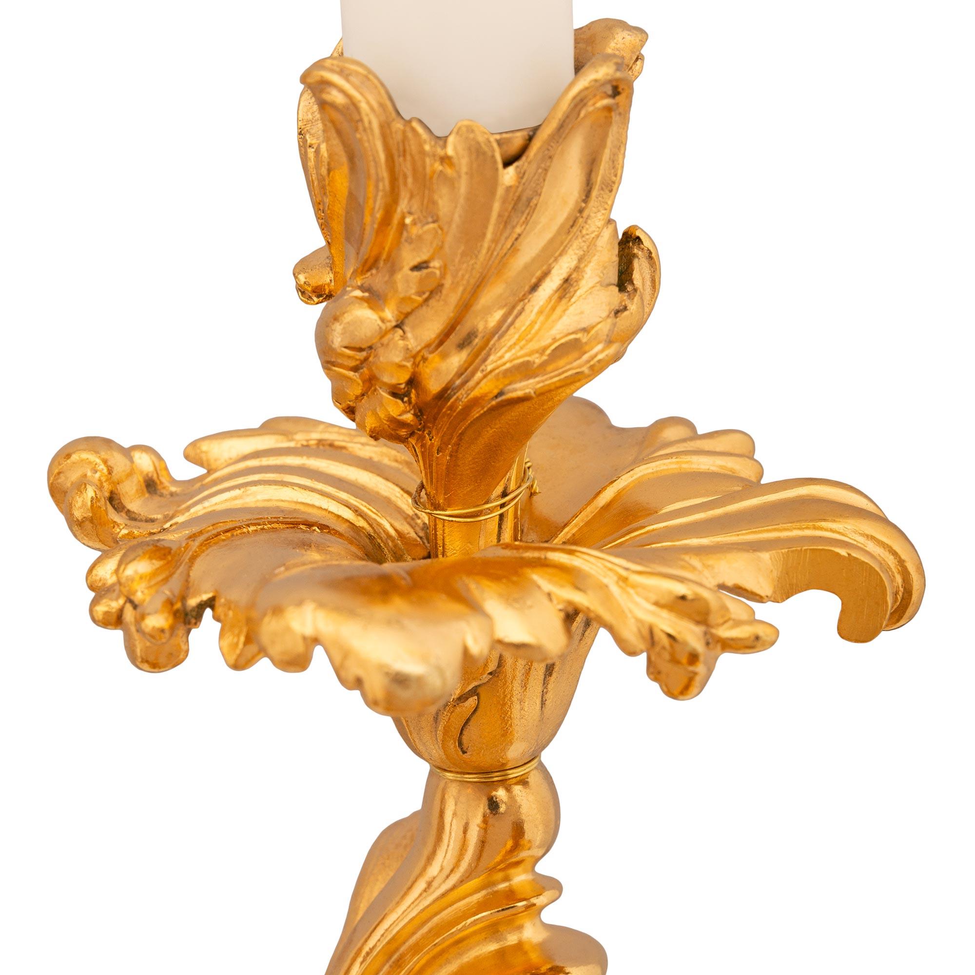 Pareja de candelabros franceses del siglo XIX, estilo Luis XV, de Ormolu en Bueno estado para la venta en West Palm Beach, FL
