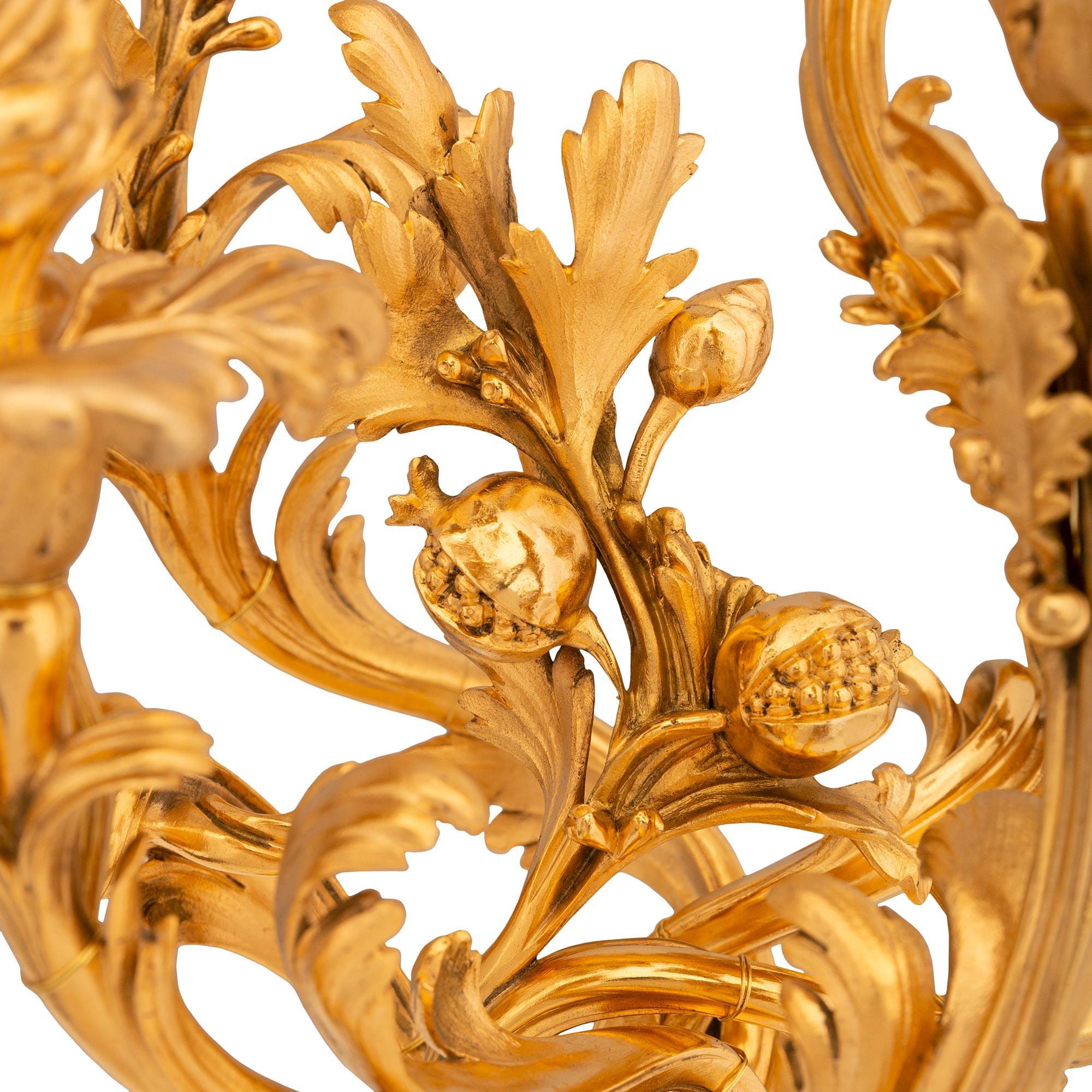 Pareja de candelabros franceses del siglo XIX, estilo Luis XV, de Ormolu Ormolú en venta