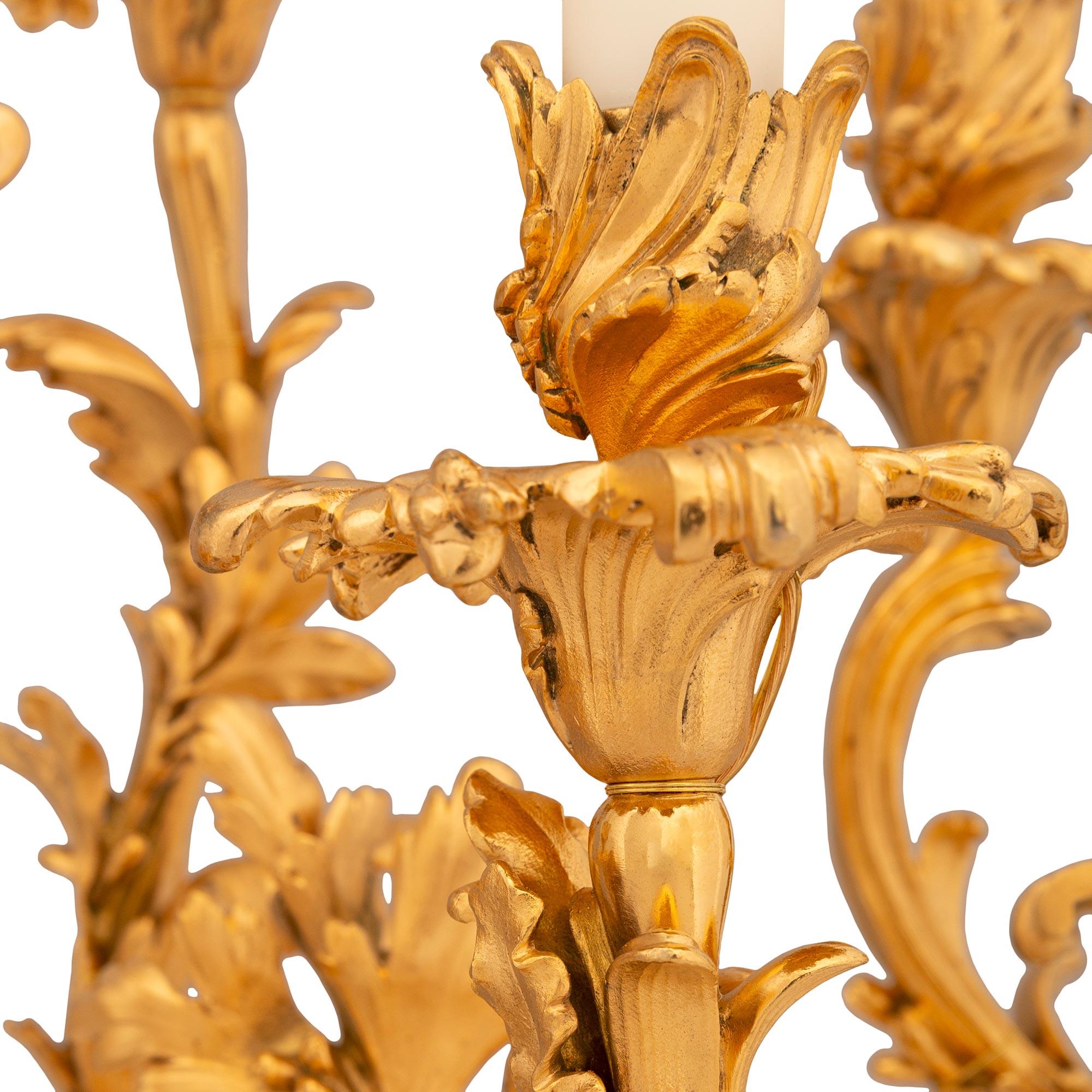 Pareja de candelabros franceses del siglo XIX, estilo Luis XV, de Ormolu en venta 1