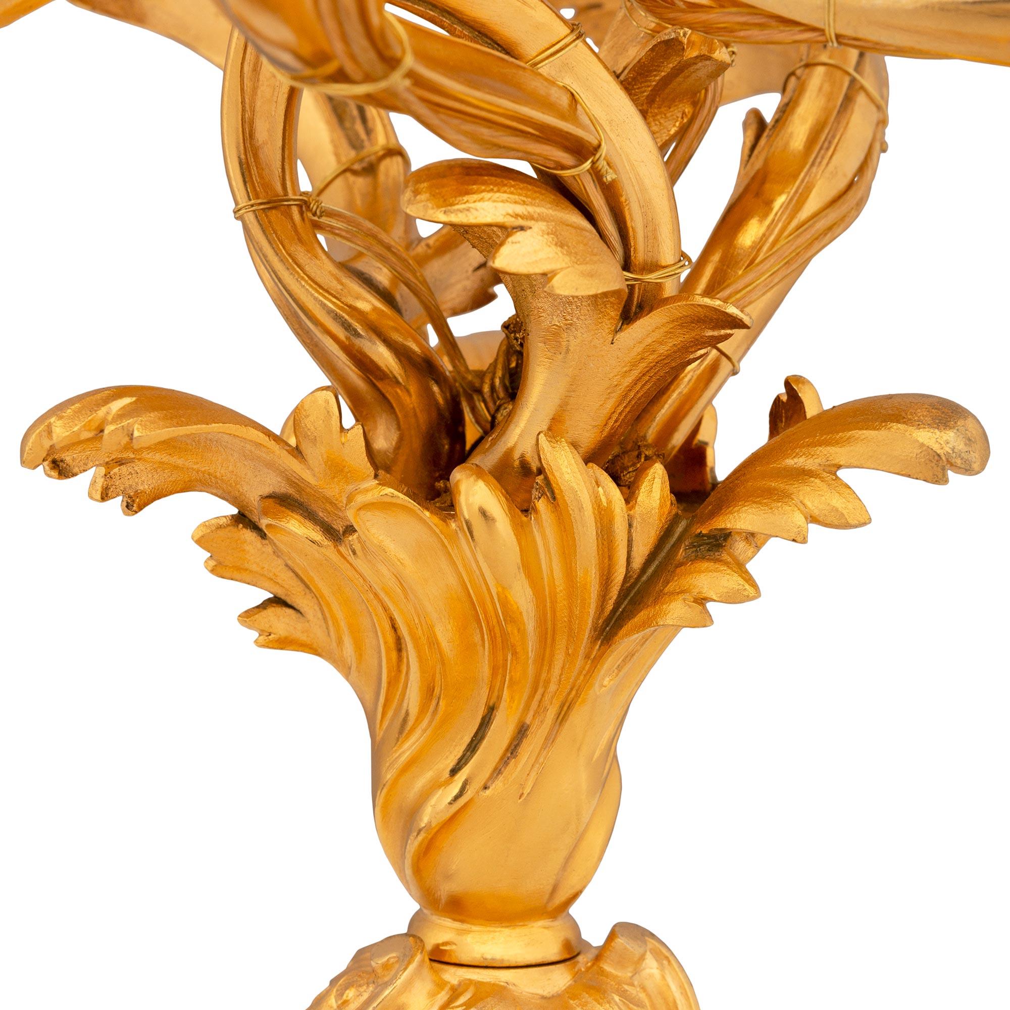 Pareja de candelabros franceses del siglo XIX, estilo Luis XV, de Ormolu en venta 2