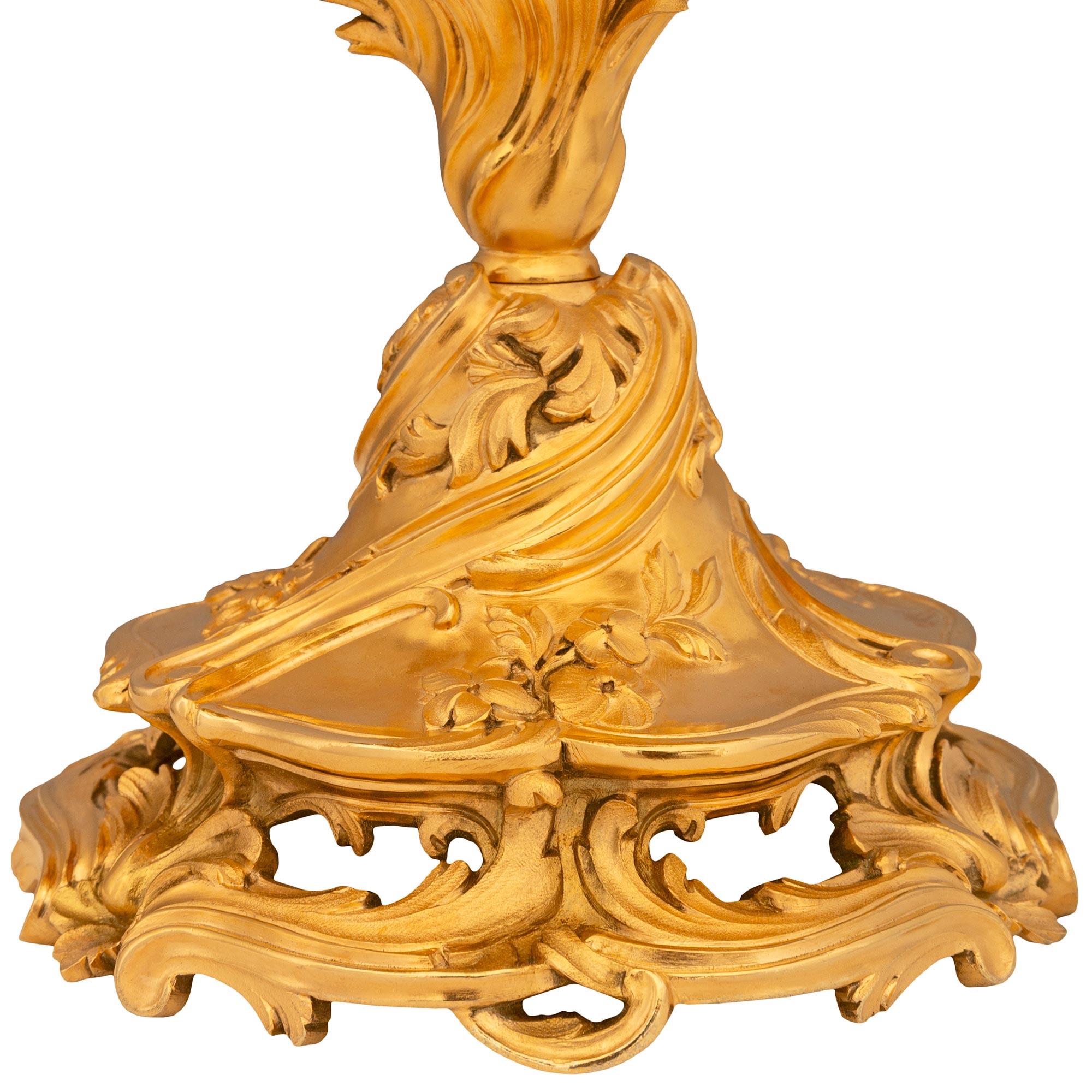 Pareja de candelabros franceses del siglo XIX, estilo Luis XV, de Ormolu en venta 3