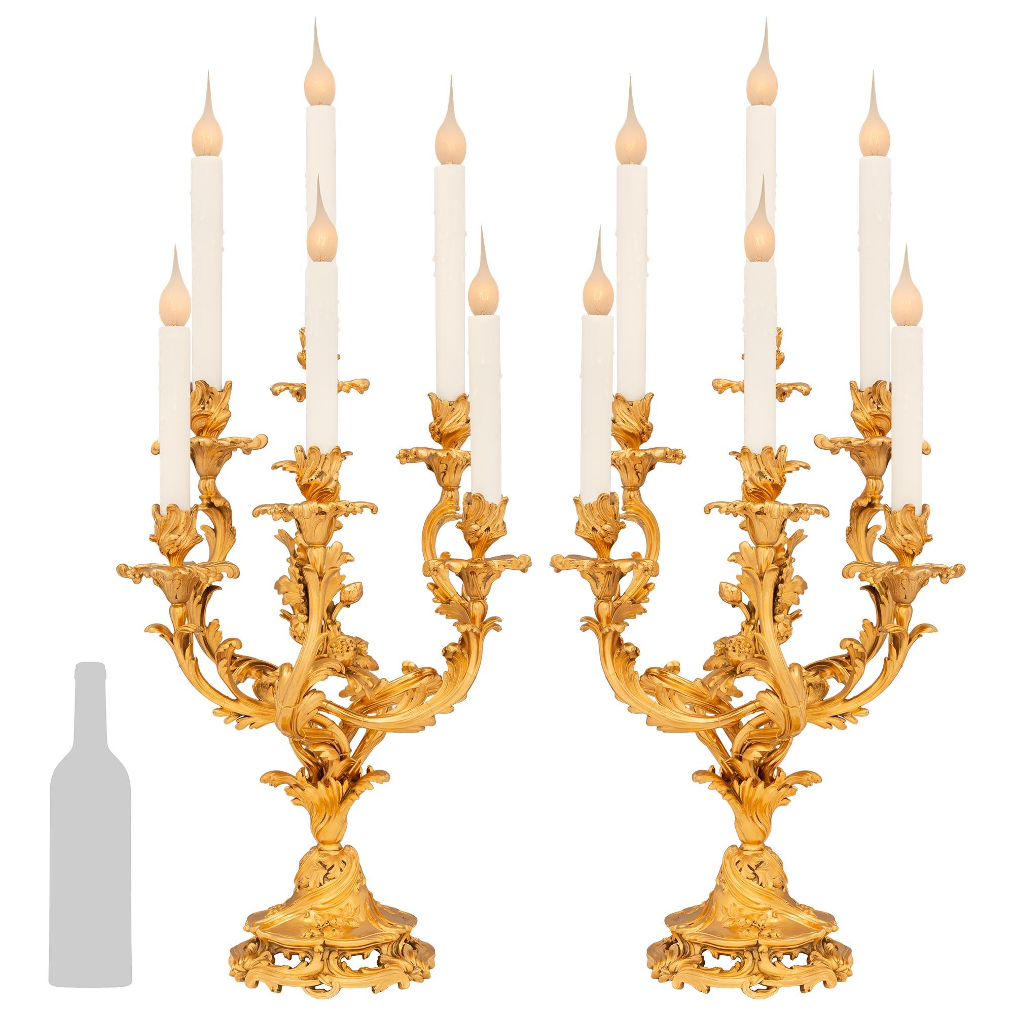 Pareja de candelabros franceses del siglo XIX, estilo Luis XV, de Ormolu en venta 4
