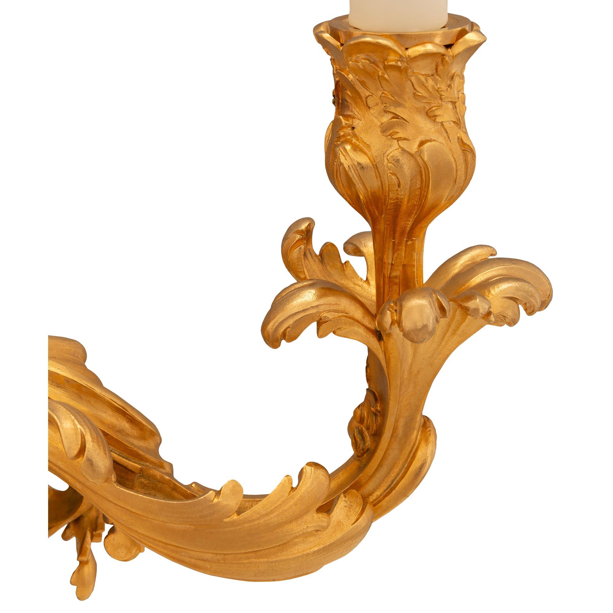 Pareja De Candelabros Franceses Del Siglo XIX Luis XV De Ormolu Firmados E. Lelivevre siglo XIX en venta