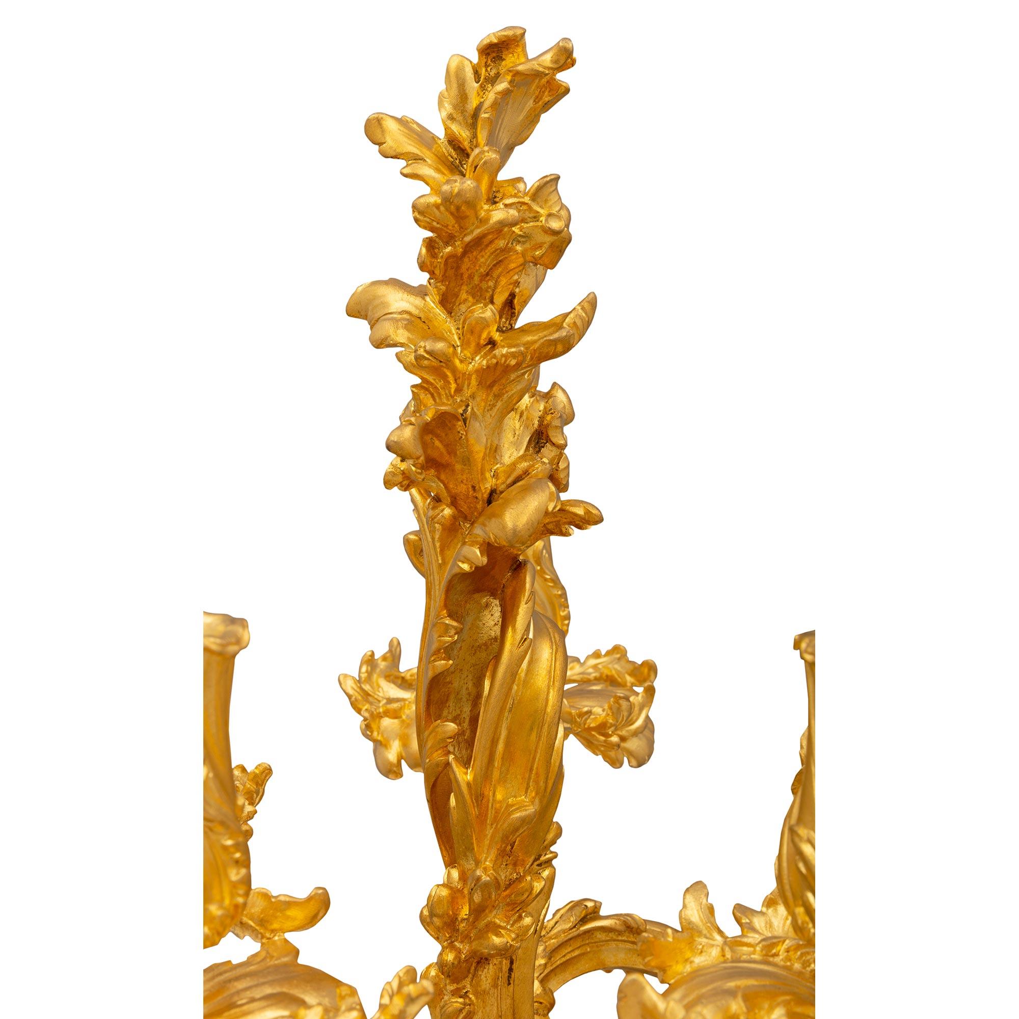 Paar französische Goldbronze-Kandelaber im Stil Louis XV. des 19. Jahrhunderts, signiert Germain im Zustand „Gut“ im Angebot in West Palm Beach, FL