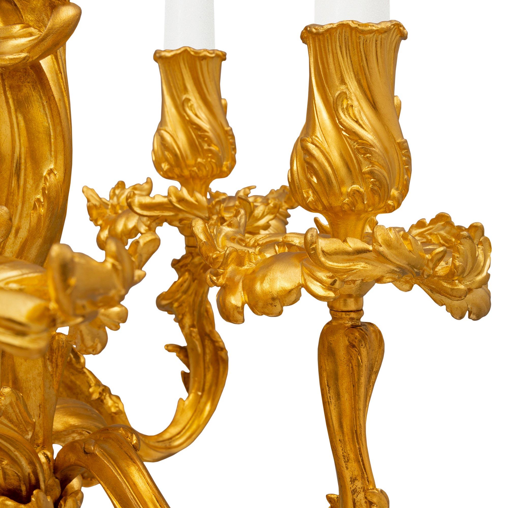 Paar französische Goldbronze-Kandelaber im Stil Louis XV. des 19. Jahrhunderts, signiert Germain im Angebot 1