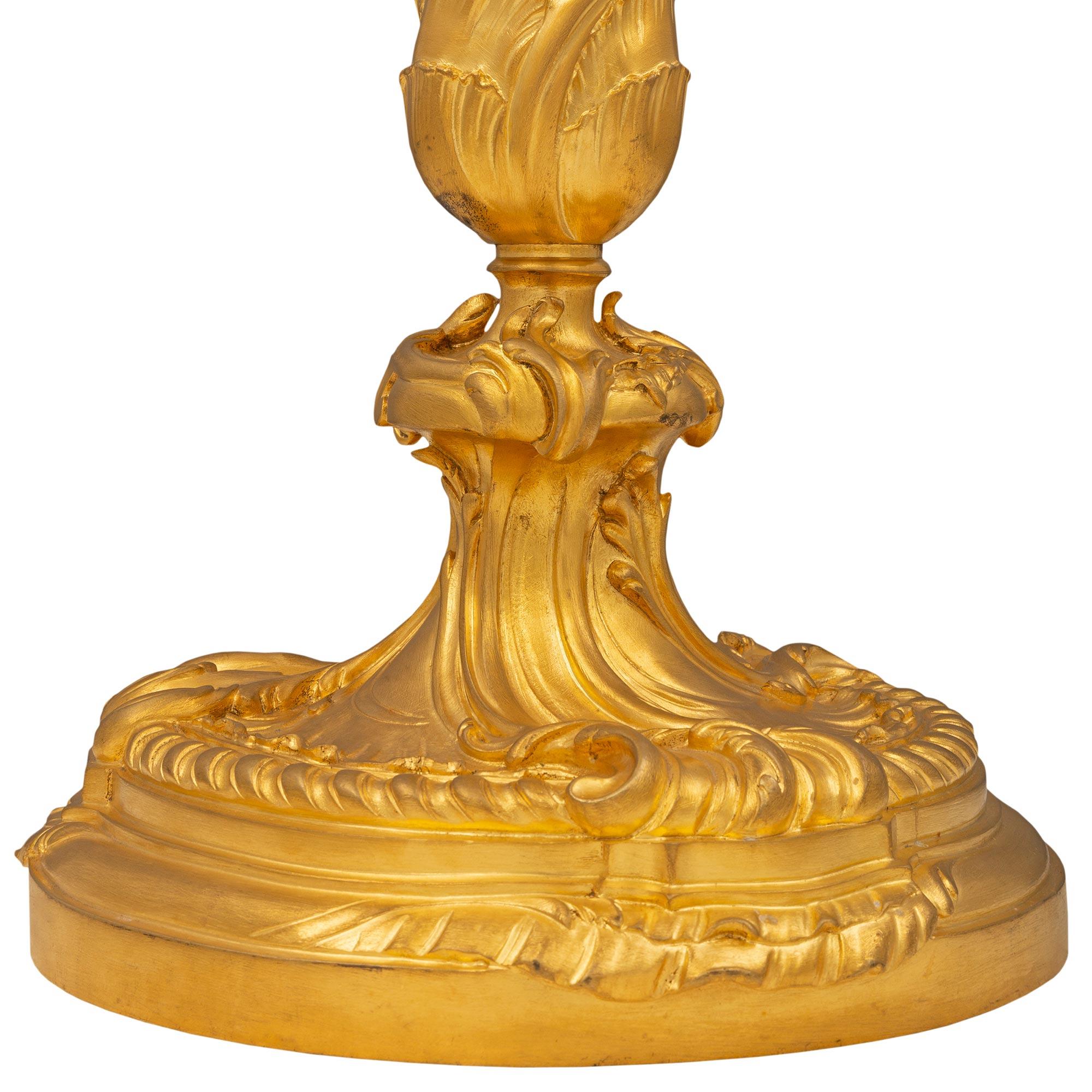 Paar französische Goldbronze-Kandelaber im Stil Louis XV. des 19. Jahrhunderts, signiert Germain im Angebot 3