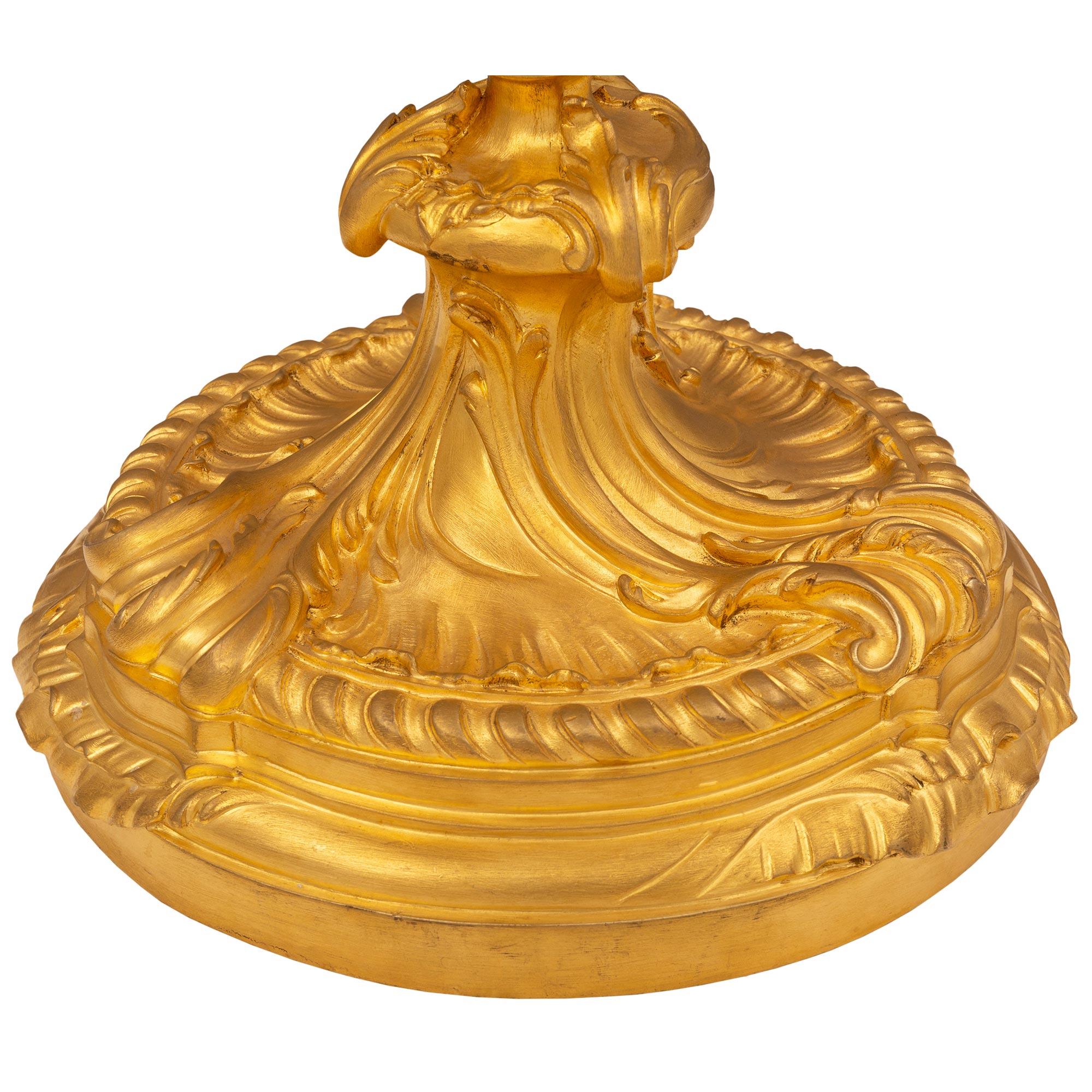 Paar französische Goldbronze-Kandelaber im Stil Louis XV. des 19. Jahrhunderts, signiert Germain im Angebot 4