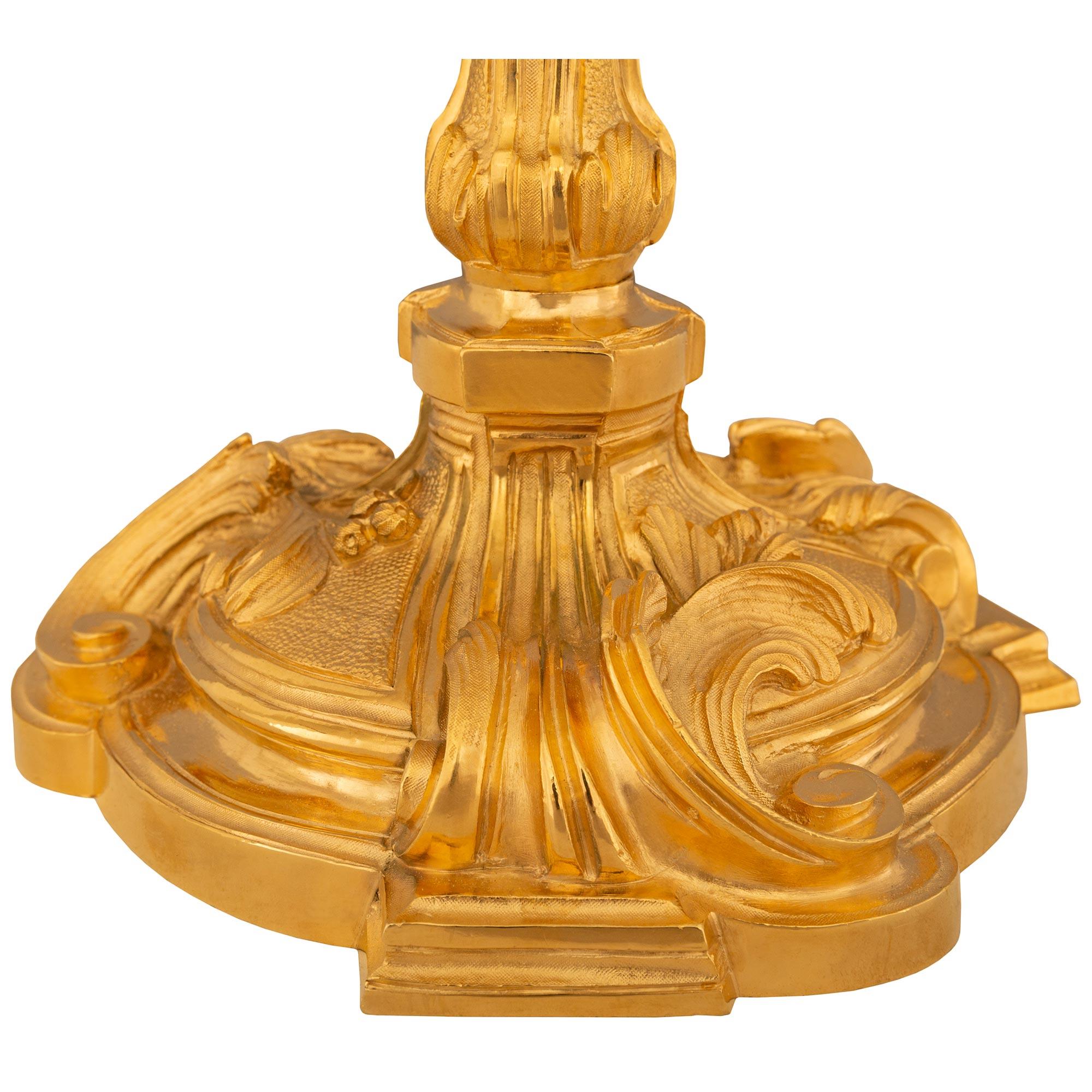 Bronze doré Paire de bougeoirs Louis XV du 19ème siècle en bronze doré en vente