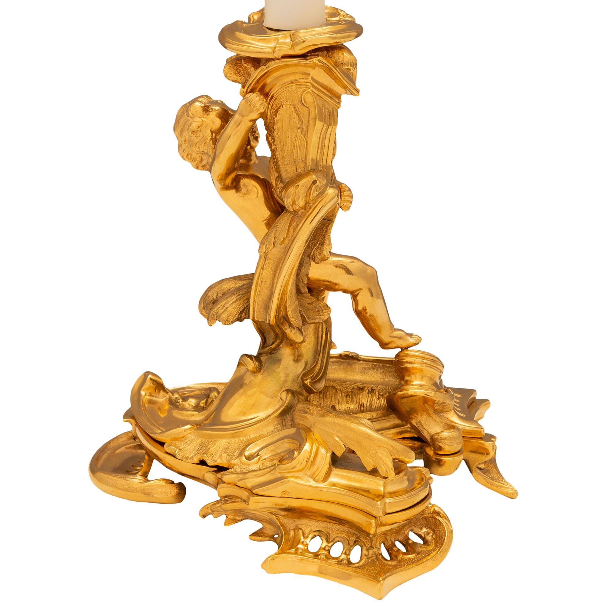 Français Paire de bougeoirs Louis XV du 19ème siècle en bronze doré en vente