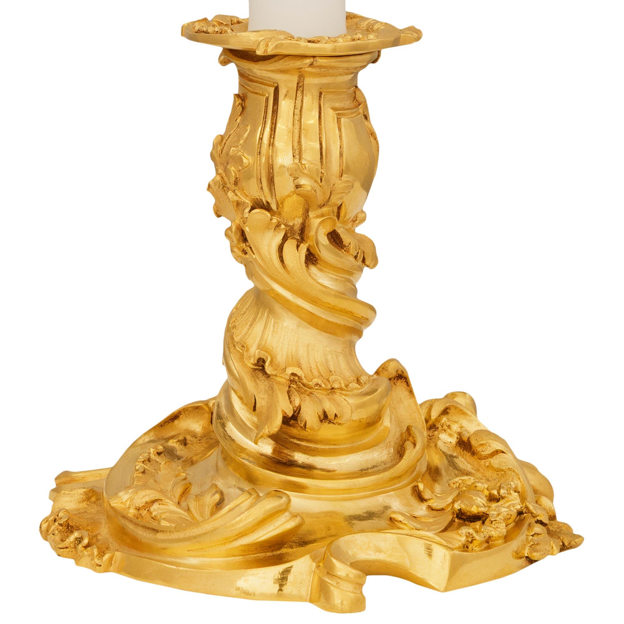 Pareja de lámparas de candelero francesas del siglo XIX de Ormolu de estilo Luis XV Francés en venta