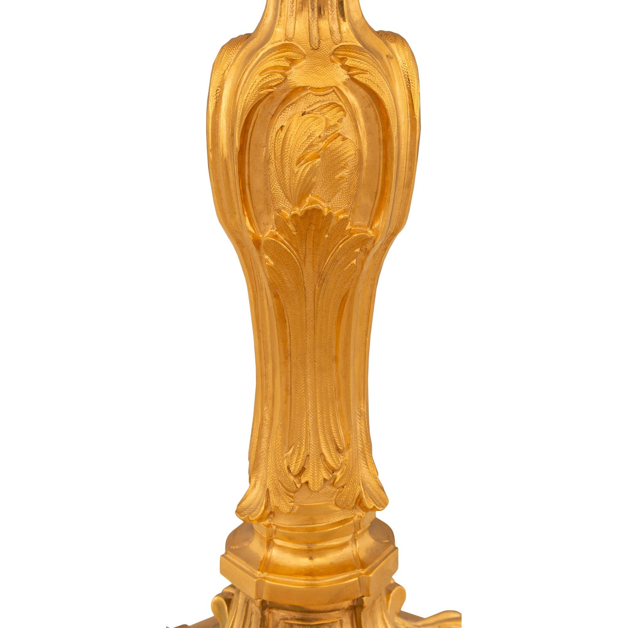 Français Paire de bougeoirs Louis XV du 19ème siècle en bronze doré en vente