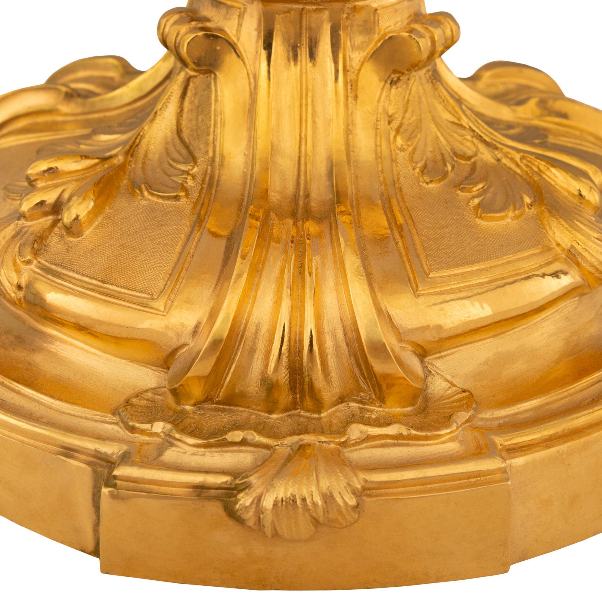 XIXe siècle Paire de bougeoirs Louis XV du 19ème siècle en bronze doré en vente