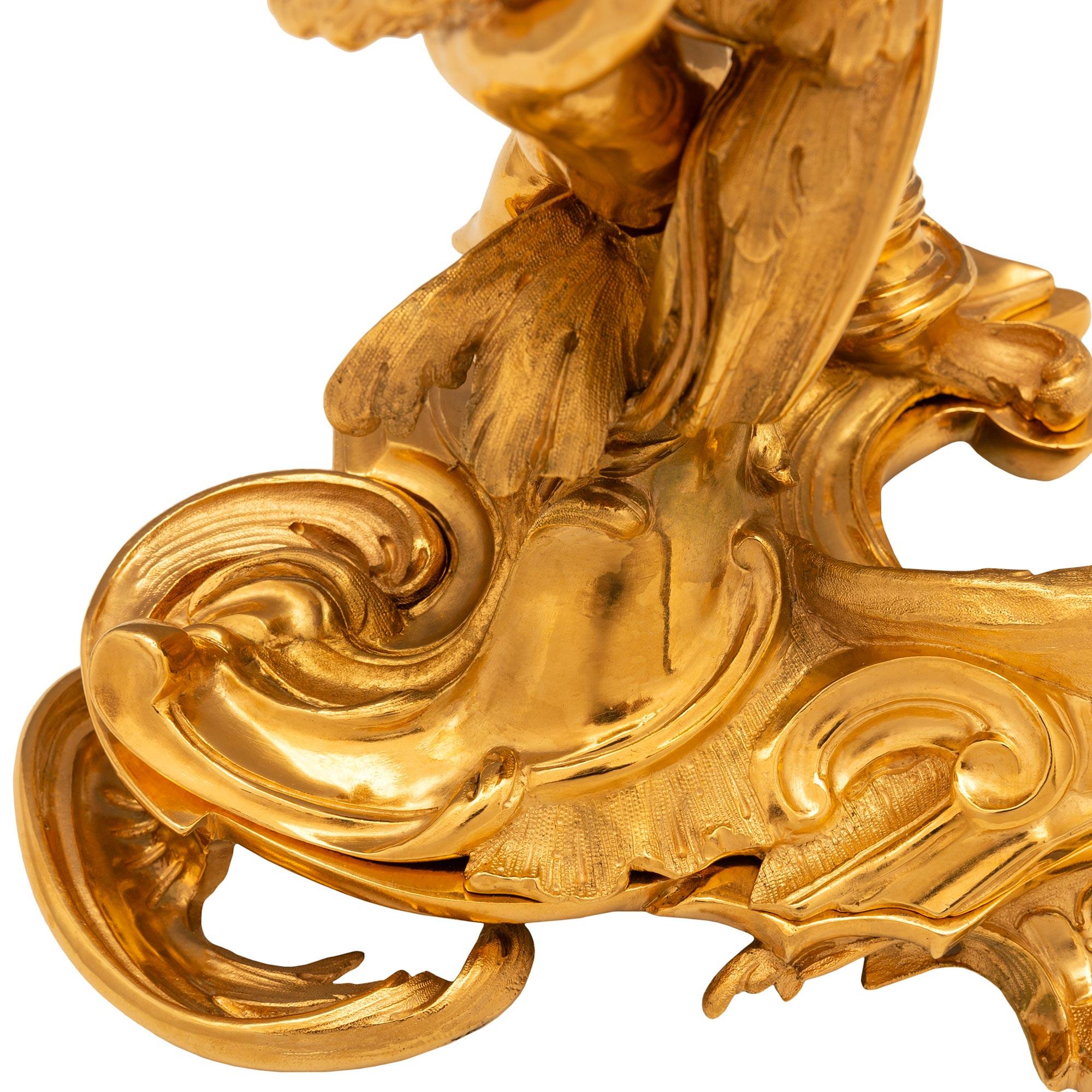 Bronze doré Paire de bougeoirs Louis XV du 19ème siècle en bronze doré en vente