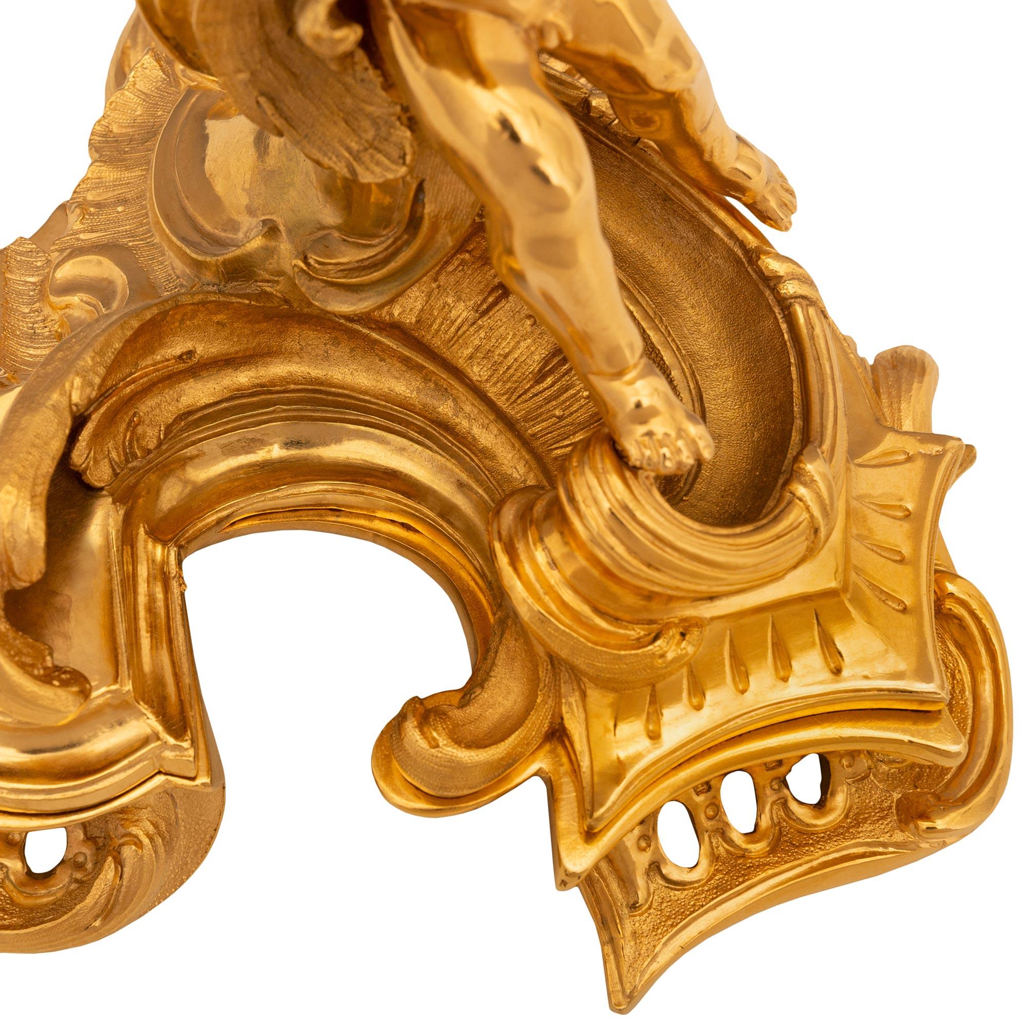 Paire de bougeoirs Louis XV du 19ème siècle en bronze doré en vente 1
