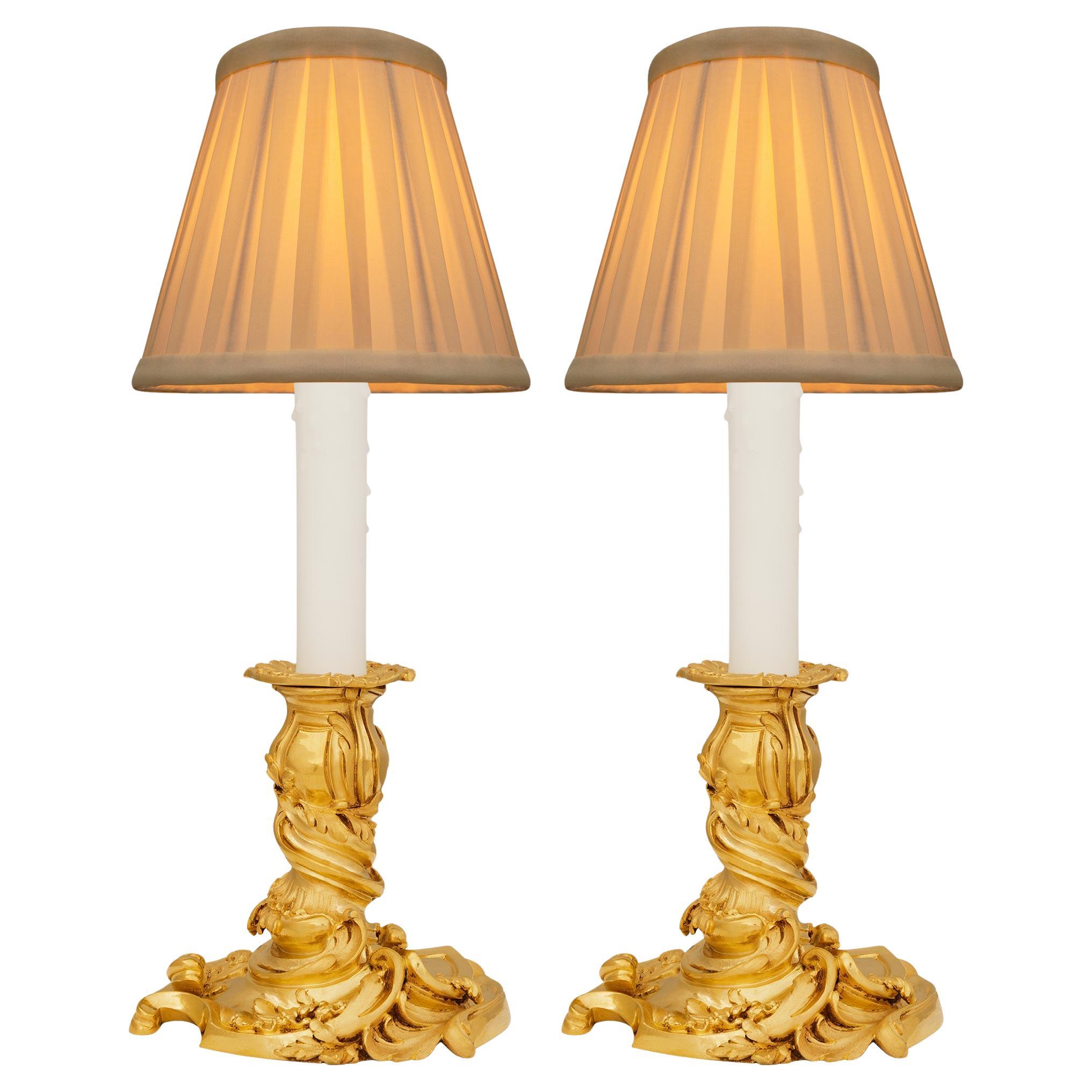 Pareja de lámparas de candelero francesas del siglo XIX de Ormolu de estilo Luis XV en venta