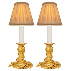 Pareja de lámparas de candelero francesas del siglo XIX de Ormolu de estilo Luis XV