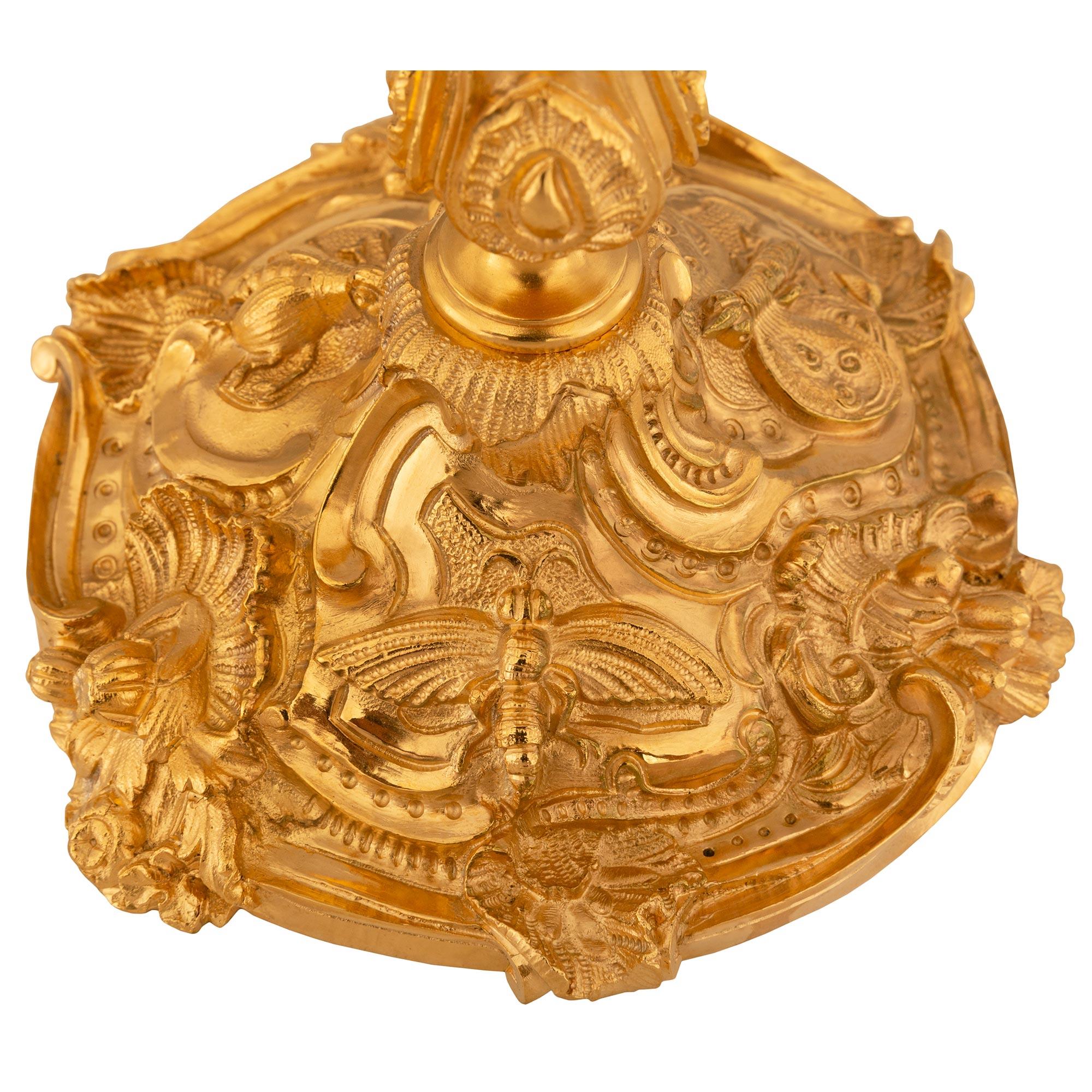 Similoro Coppia di candelabri francesi del XIX secolo in stile Luigi XV con ormolatura in vendita