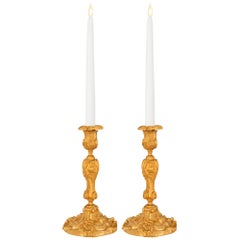 Coppia di candelabri francesi del XIX secolo in stile Luigi XV con ormolatura