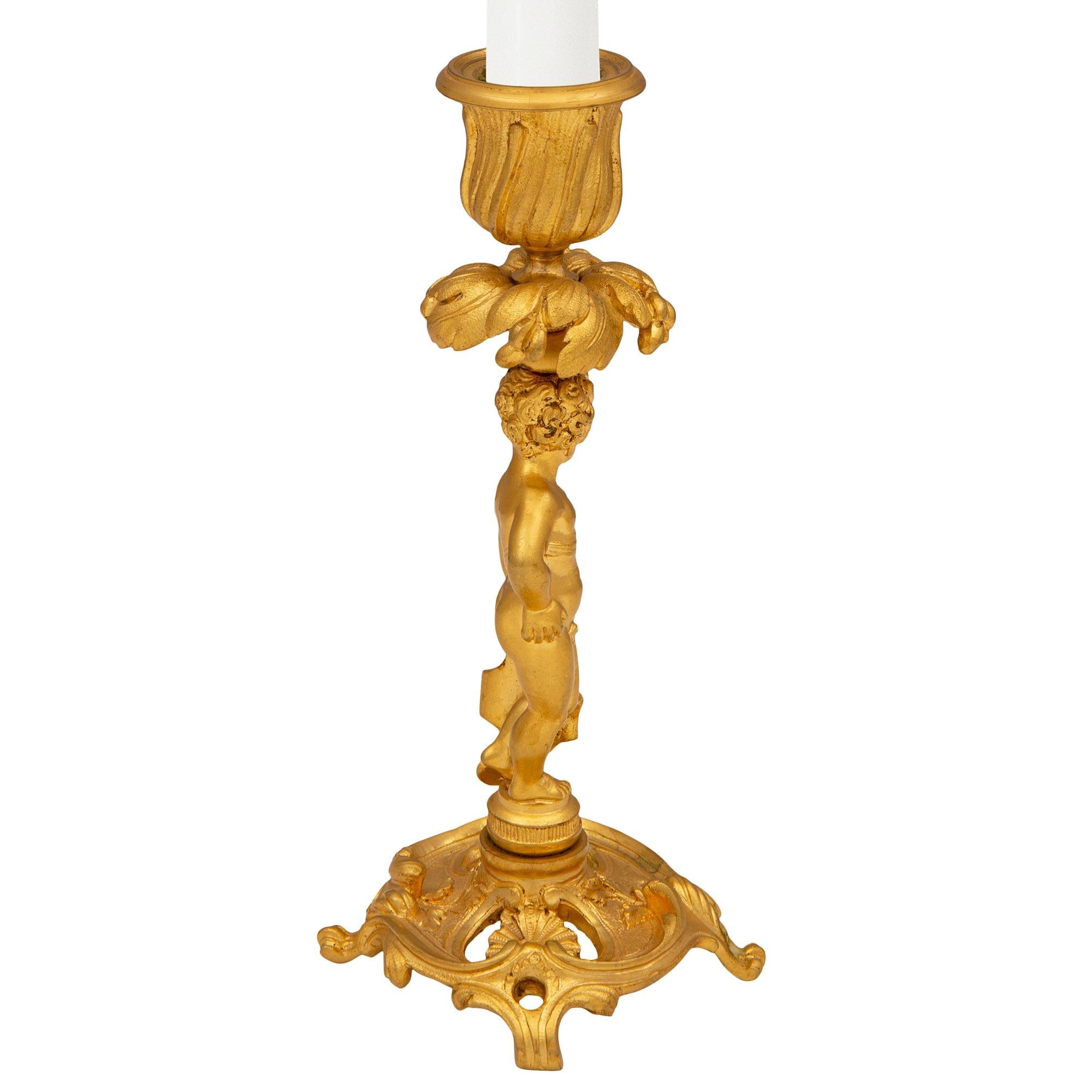Francese Coppia di candelieri francesi del XIX secolo in stile Luigi XV con cherubini in ormolu in vendita