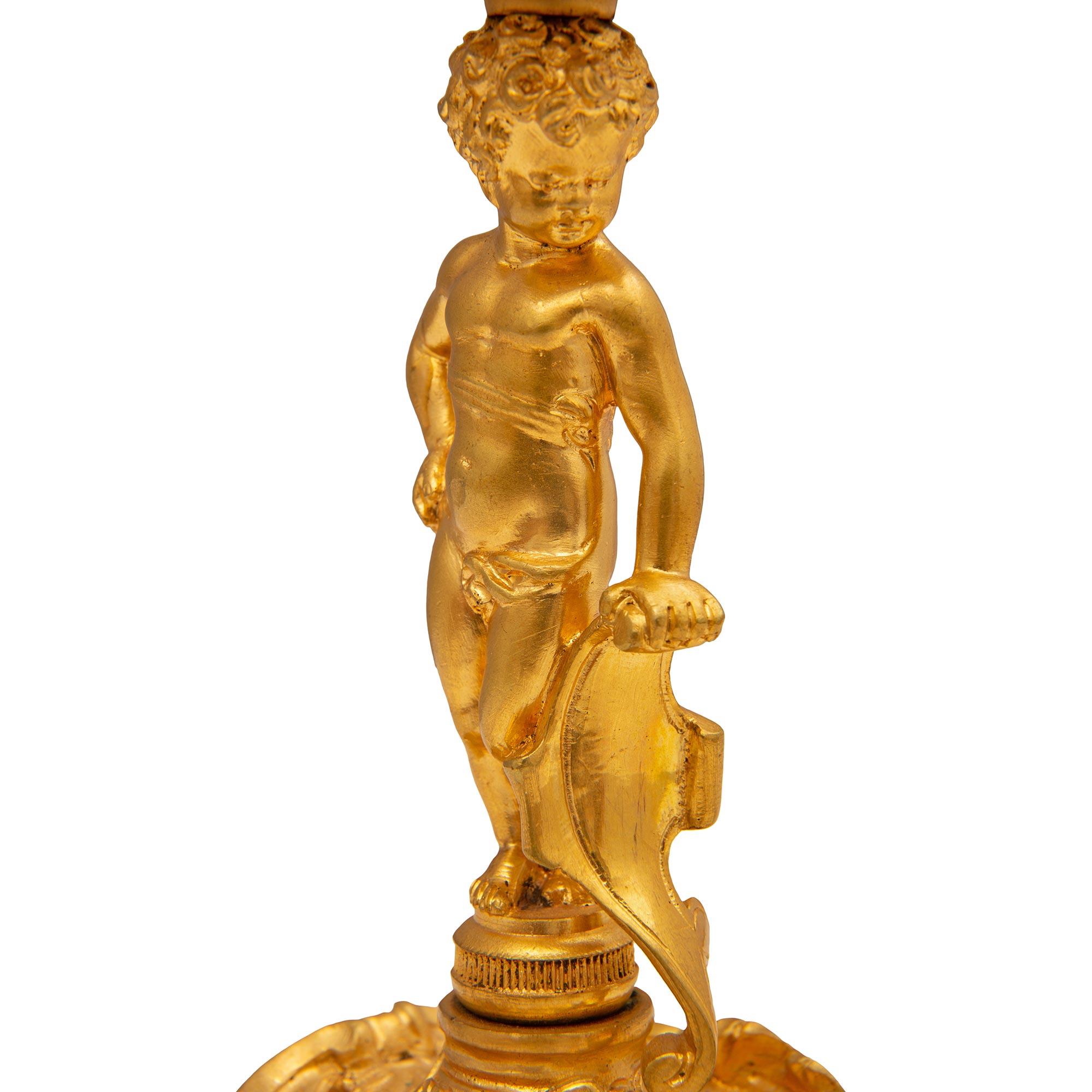 Paar französische Cherub-Kerzenständer aus Goldbronze im Stil Louis XV. des 19. Jahrhunderts im Angebot 1