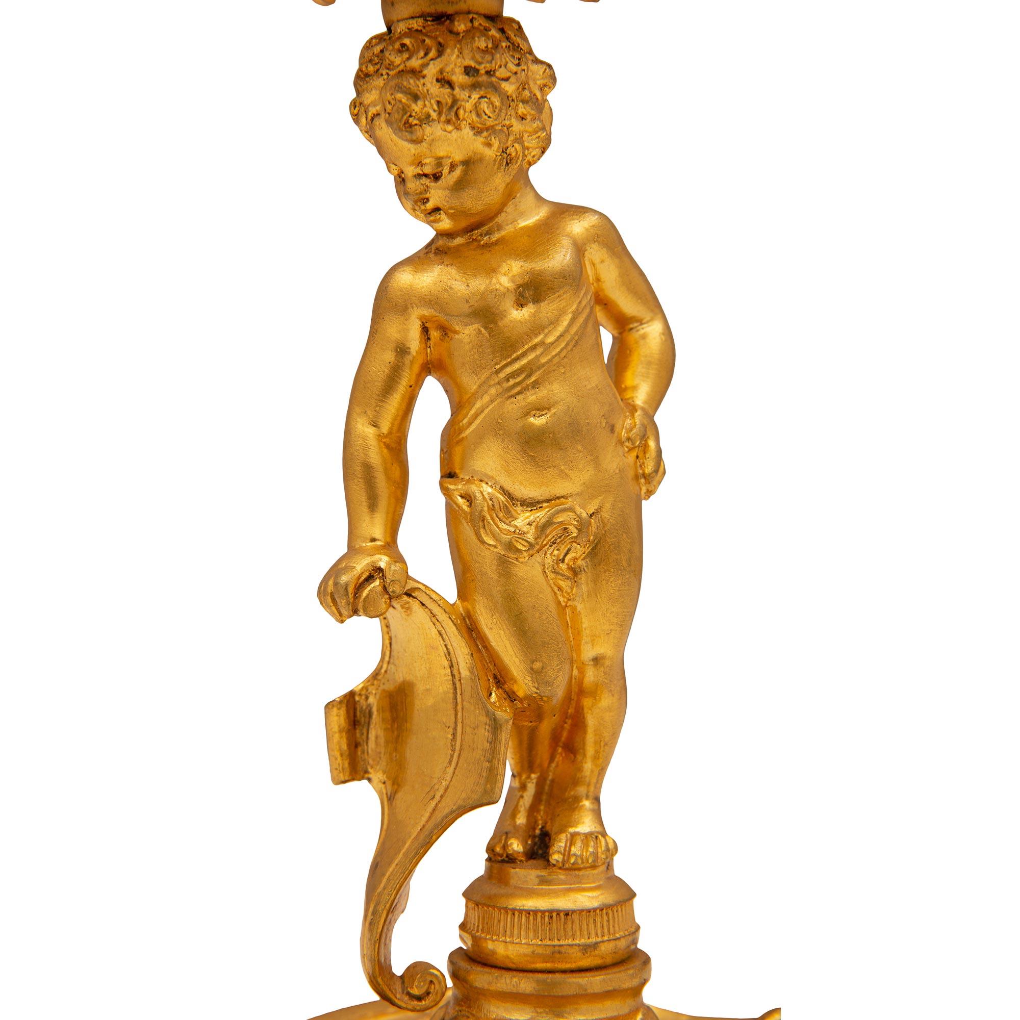 Paar französische Cherub-Kerzenständer aus Goldbronze im Stil Louis XV. des 19. Jahrhunderts im Angebot 2