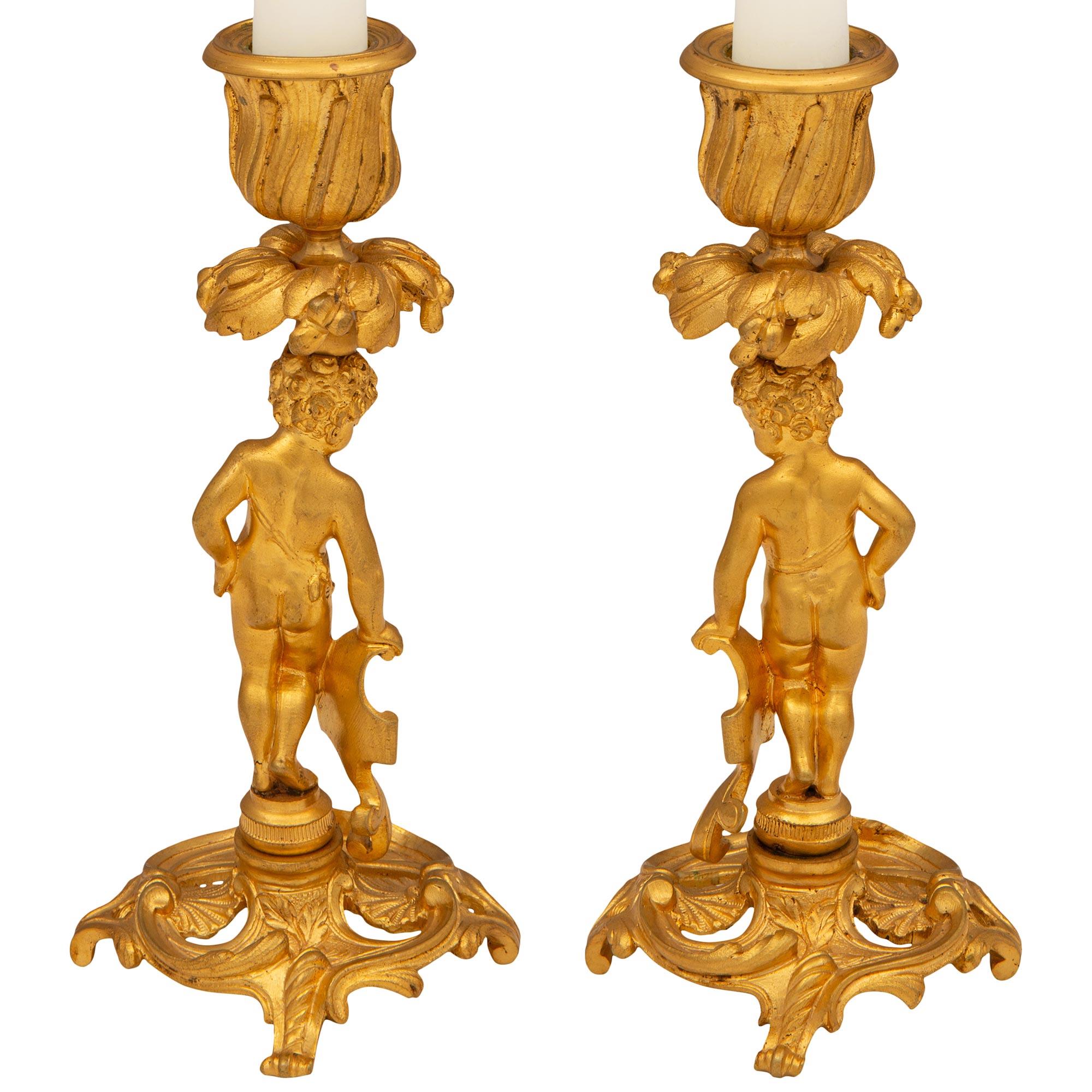 Paar französische Cherub-Kerzenständer aus Goldbronze im Stil Louis XV. des 19. Jahrhunderts im Angebot 5