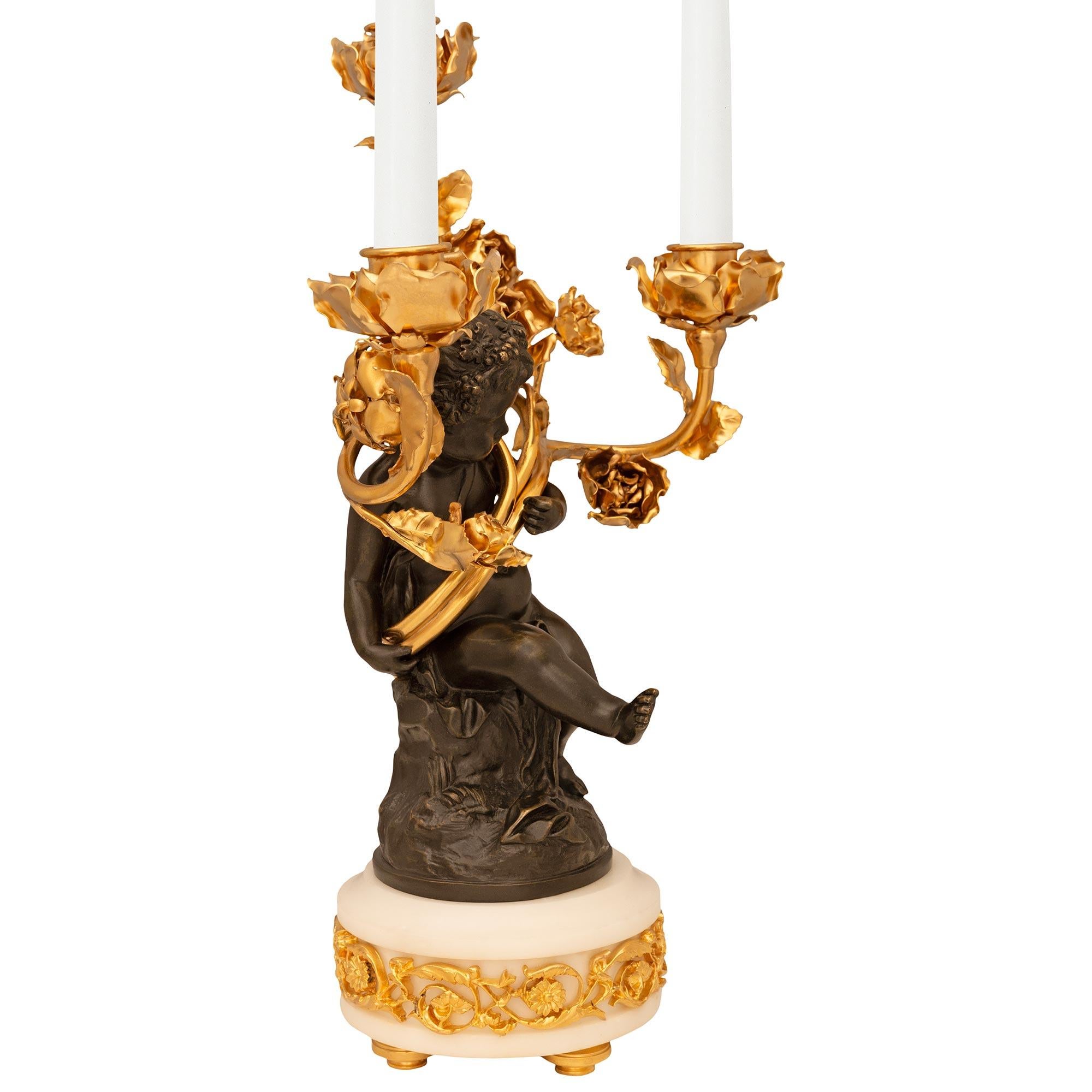 Francese coppia di candelabri francesi del XIX secolo in stile Luigi XV con ormeggio, marmo e bronzo in vendita