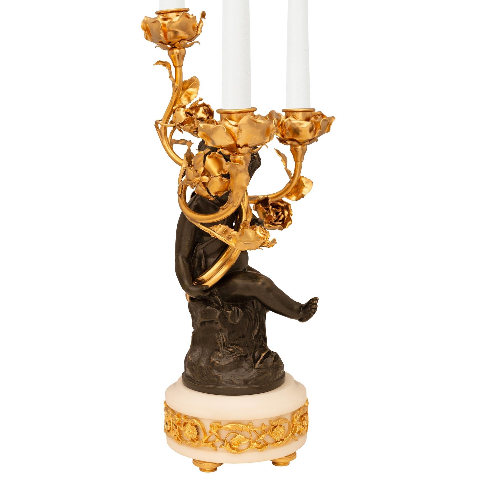 coppia di candelabri francesi del XIX secolo in stile Luigi XV con ormeggio, marmo e bronzo In condizioni buone in vendita a West Palm Beach, FL