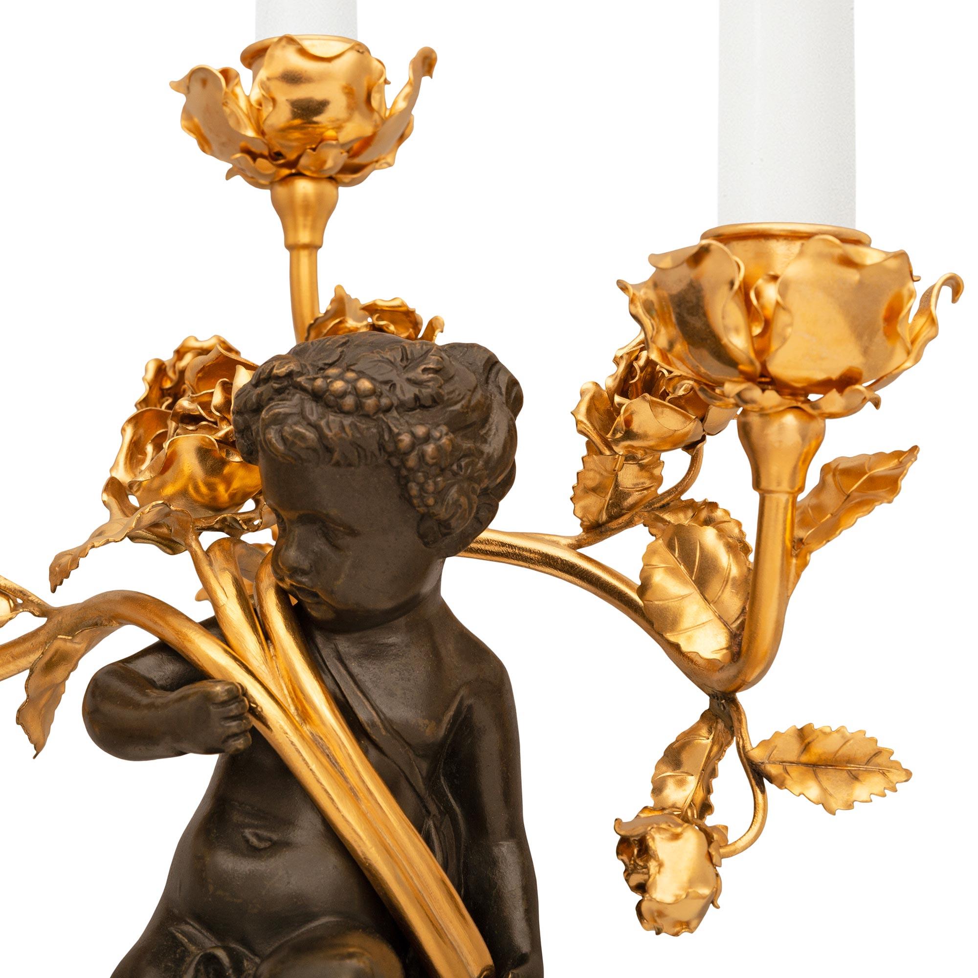 Bronzo coppia di candelabri francesi del XIX secolo in stile Luigi XV con ormeggio, marmo e bronzo in vendita