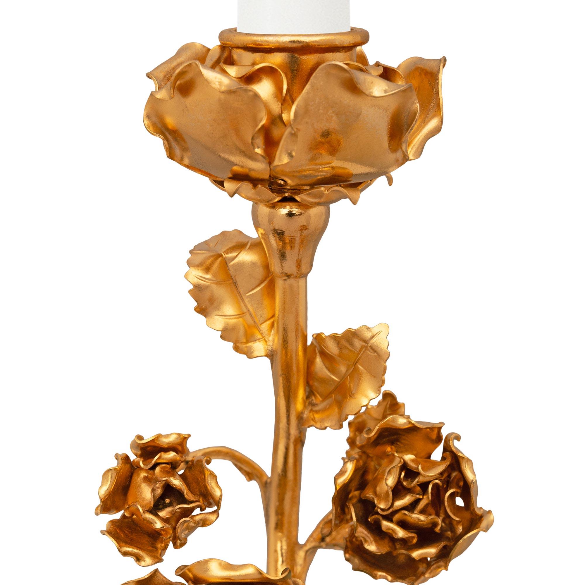coppia di candelabri francesi del XIX secolo in stile Luigi XV con ormeggio, marmo e bronzo in vendita 1