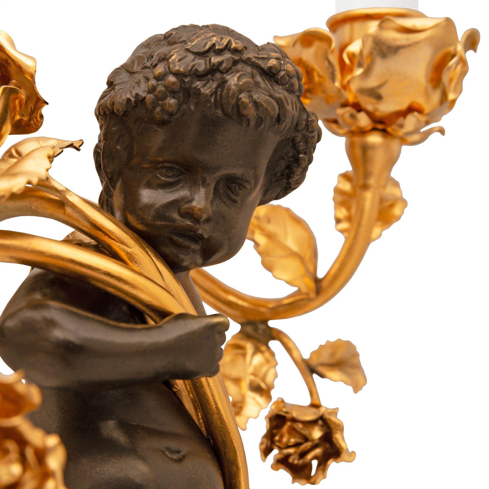 coppia di candelabri francesi del XIX secolo in stile Luigi XV con ormeggio, marmo e bronzo in vendita 2