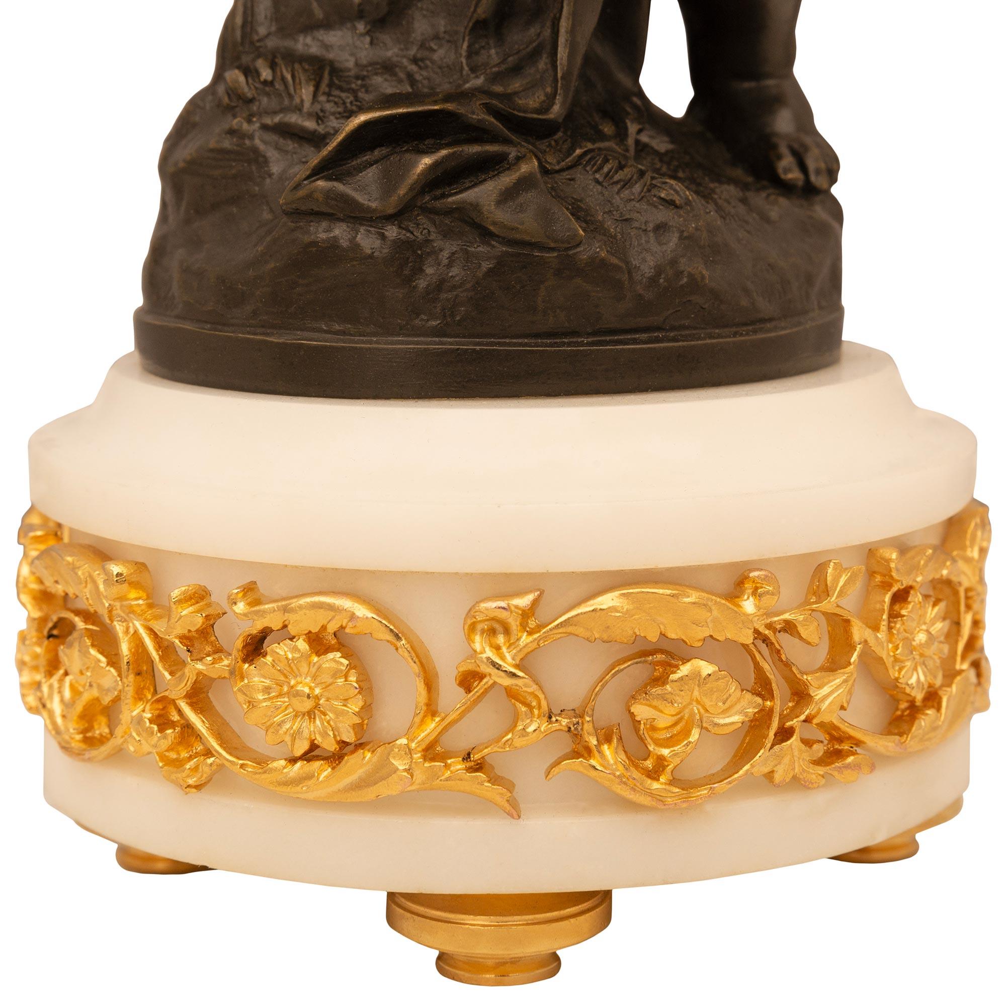 coppia di candelabri francesi del XIX secolo in stile Luigi XV con ormeggio, marmo e bronzo in vendita 4