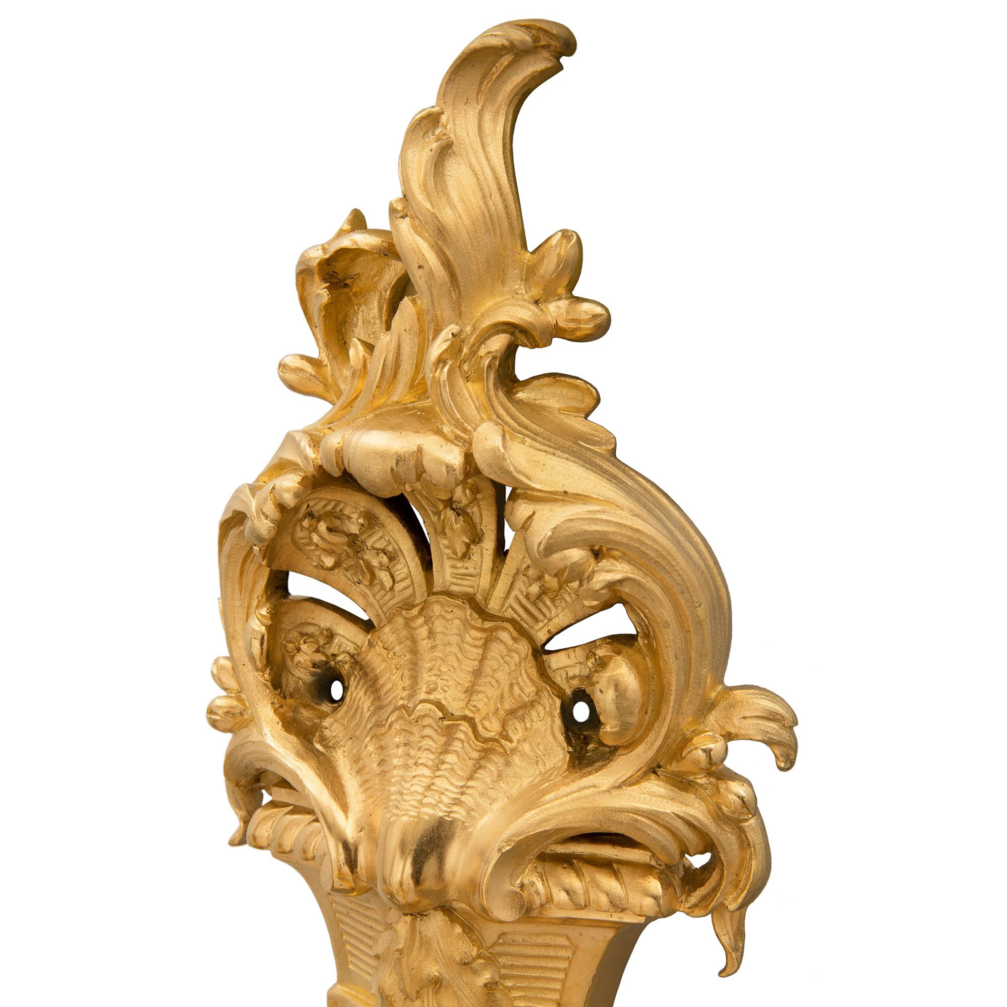 Coppia di sconsigliere francesi del XIX secolo in stile Luigi XV con ormolu In condizioni buone in vendita a West Palm Beach, FL