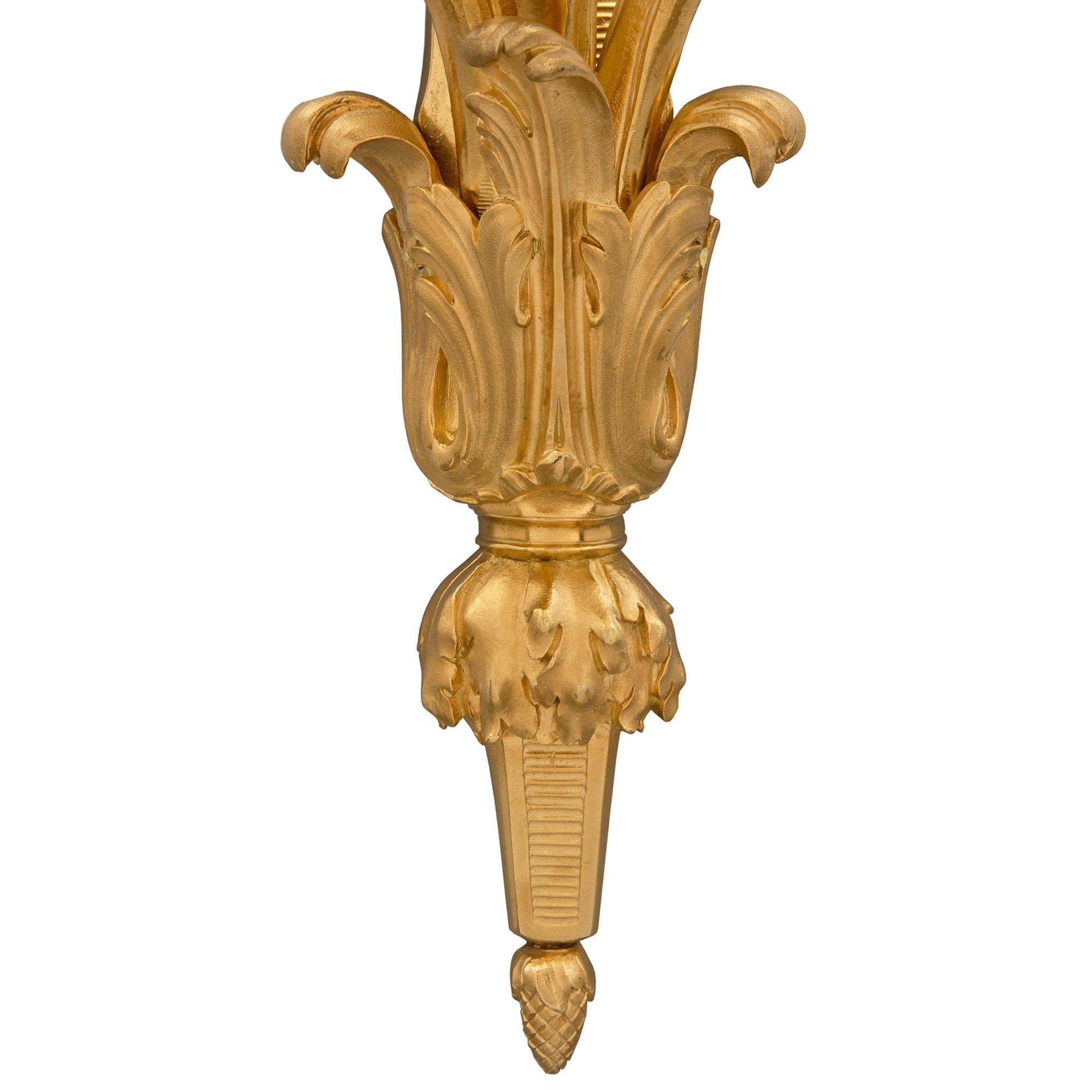 Coppia di sconsigliere francesi del XIX secolo in stile Luigi XV con ormolu in vendita 2