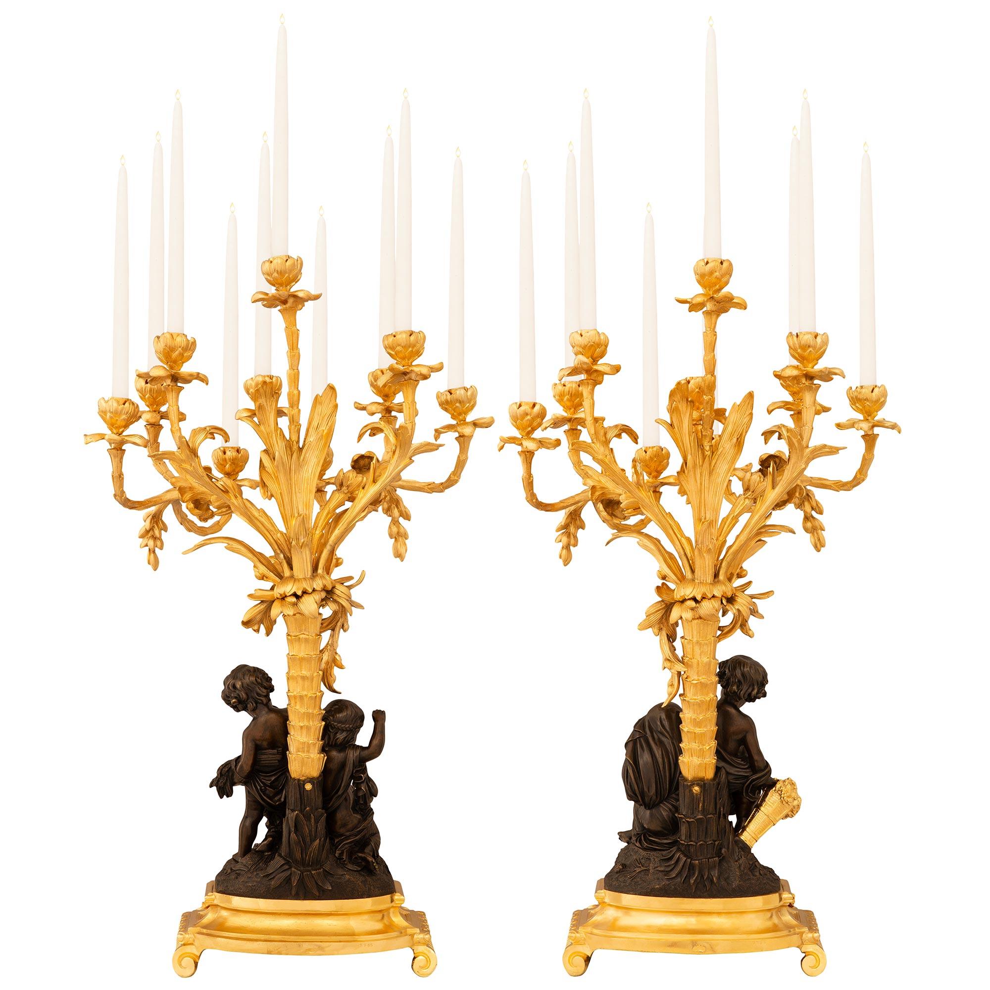 Francese Coppia di candelabri francesi del XIX secolo in bronzo patinato Luigi XV e Ormolu in vendita