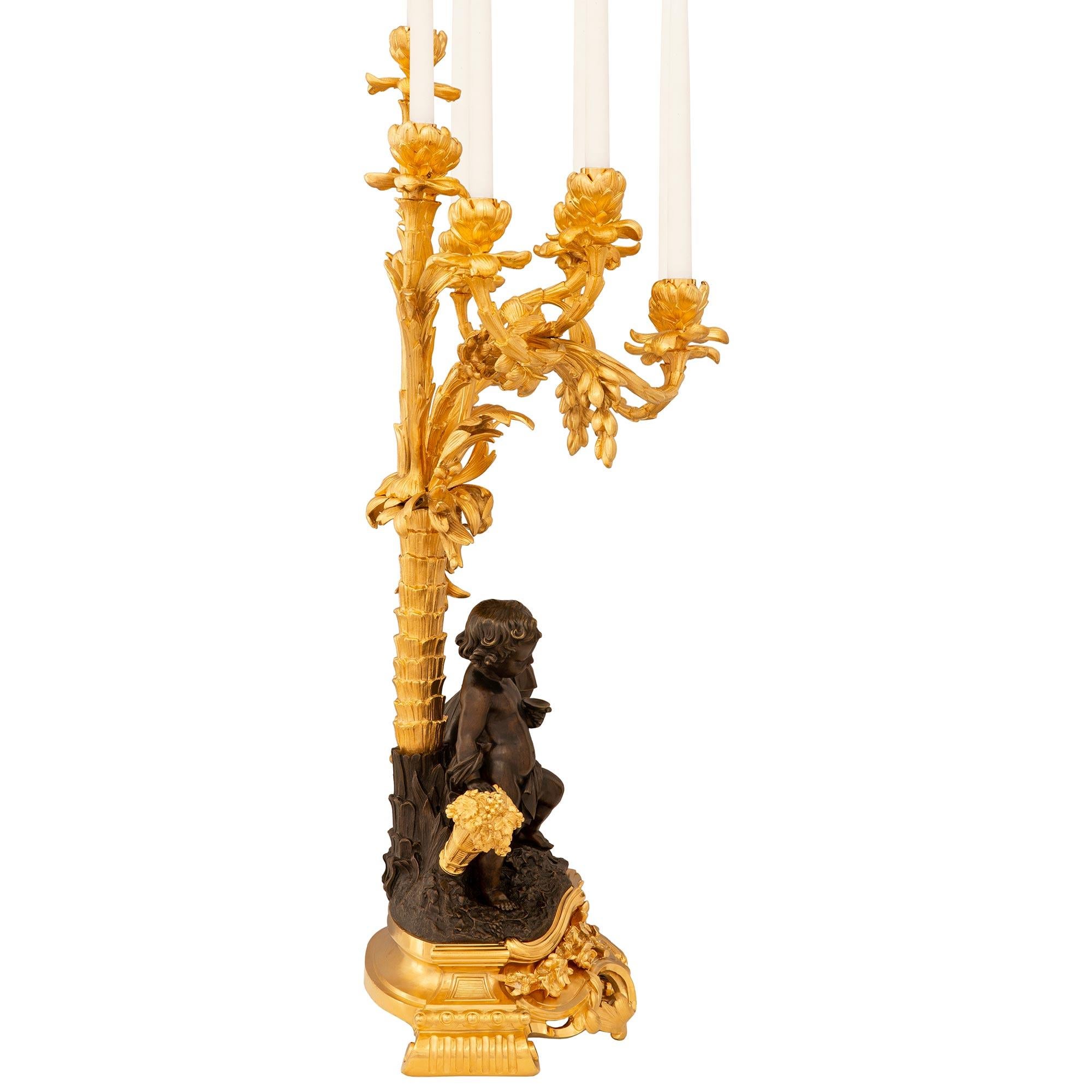 Coppia di candelabri francesi del XIX secolo in bronzo patinato Luigi XV e Ormolu In condizioni buone in vendita a West Palm Beach, FL