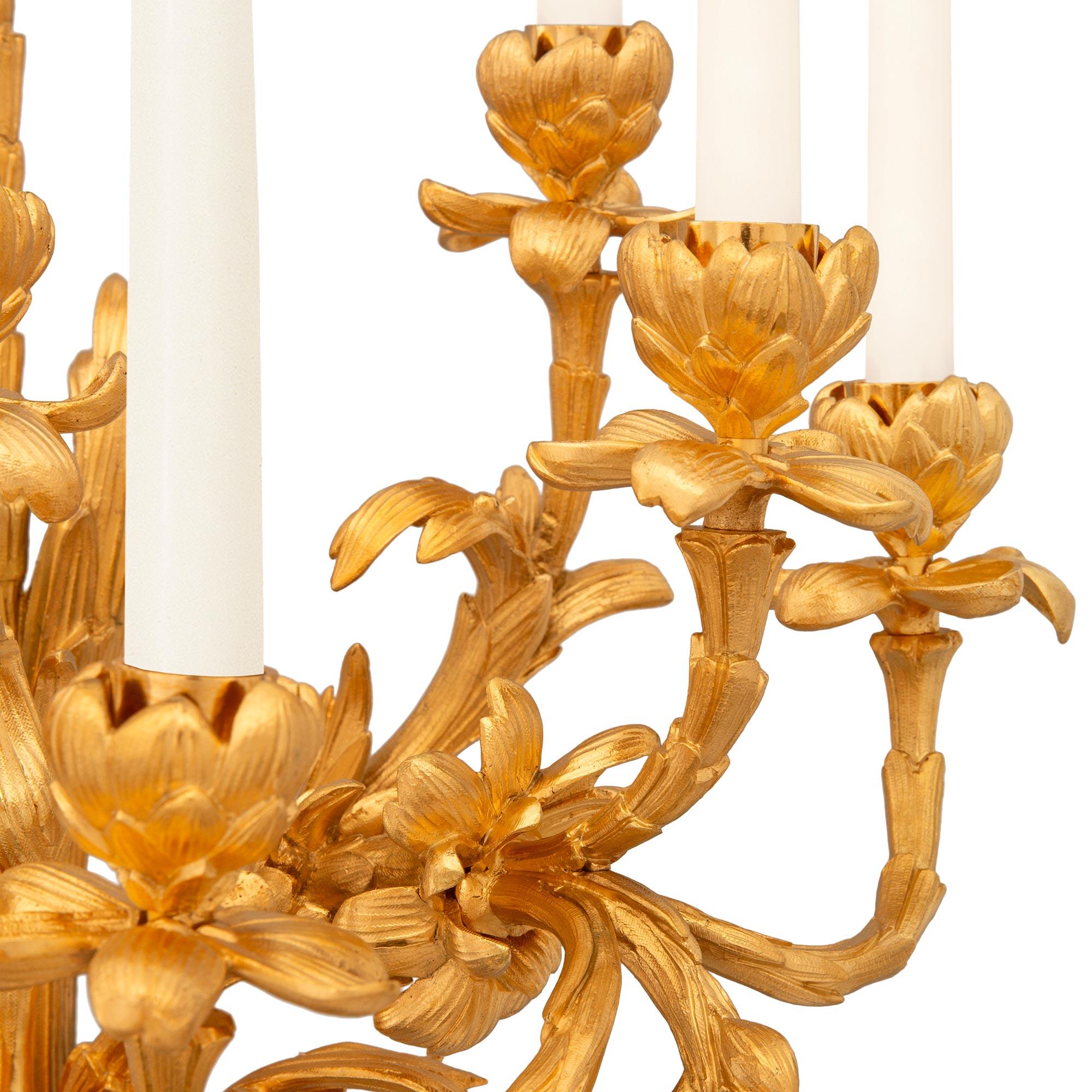 Bronzo Coppia di candelabri francesi del XIX secolo in bronzo patinato Luigi XV e Ormolu in vendita